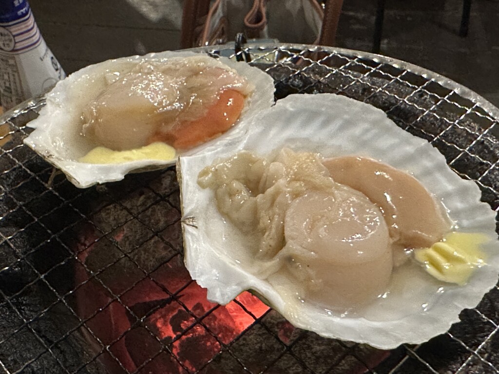 網の上で殻ごと焼かれている大ぶりのホタテ