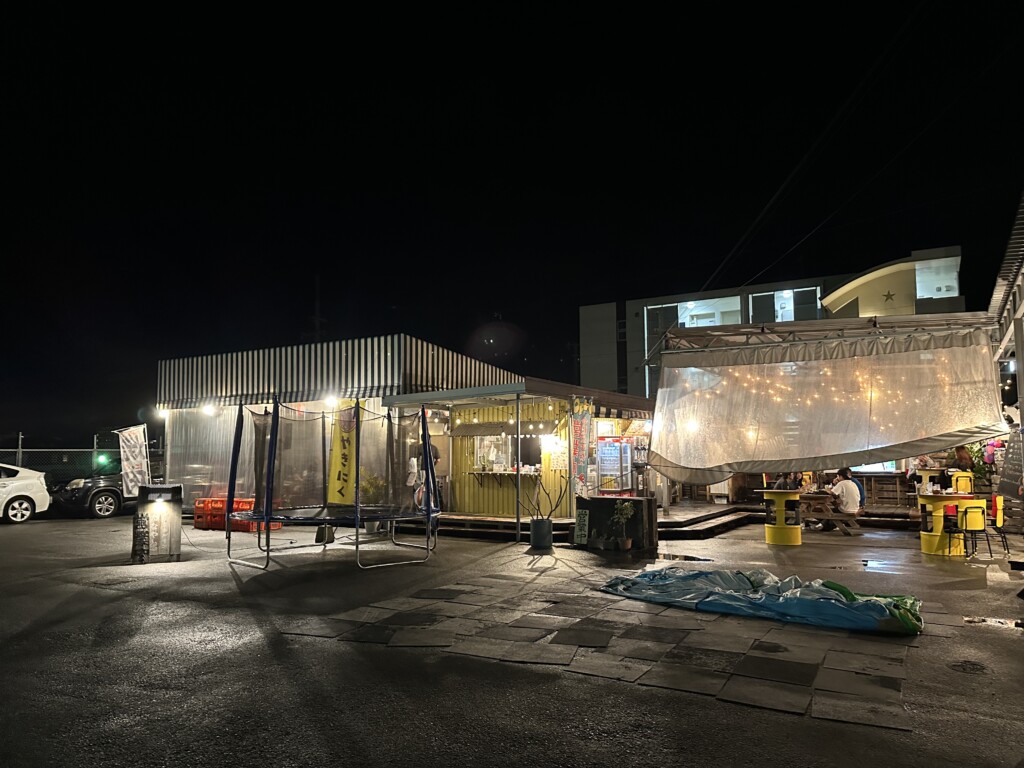 ヤキニクホルモンたなや（左）とお隣の屋外居酒屋とぅいとぅい（右）の並び