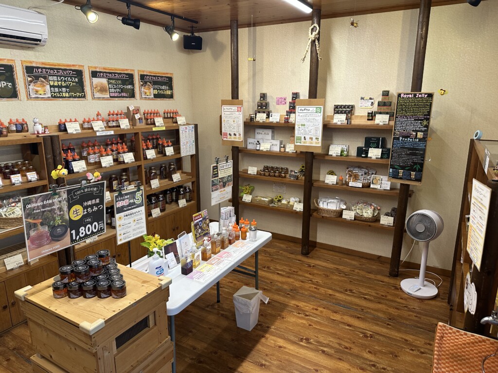 おきなわ養蜂の店内に並ぶはちみつ商品の棚
