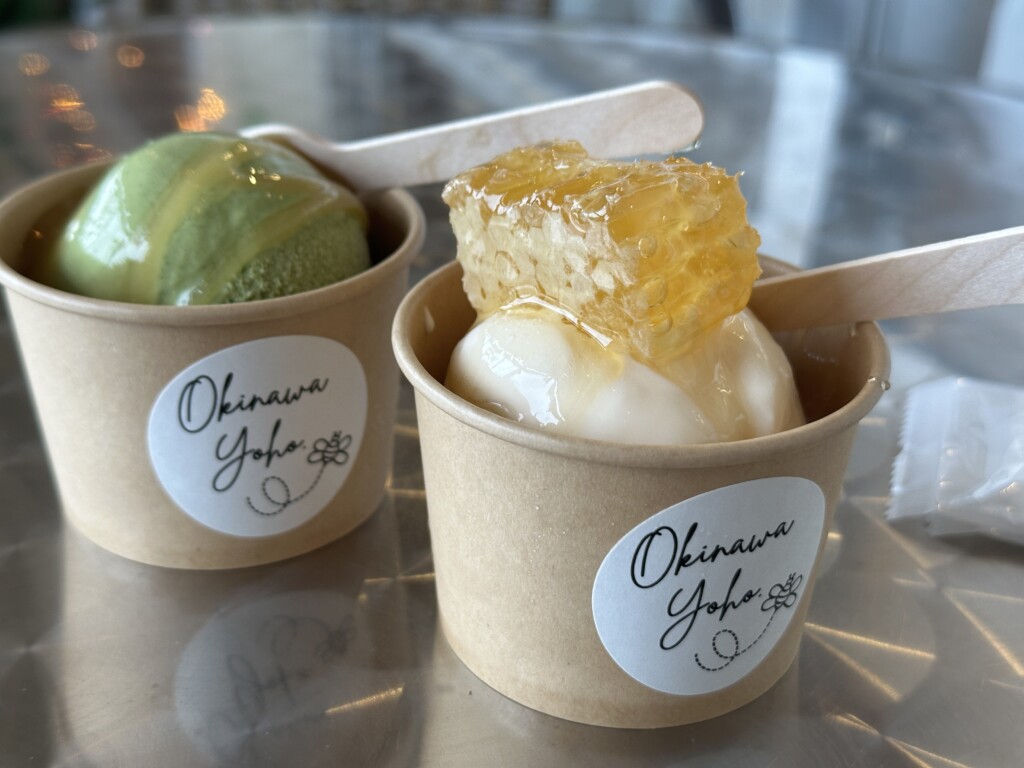 カップに入った抹茶アイスとはちみつ、バニラアイスとコムハニーのトッピング