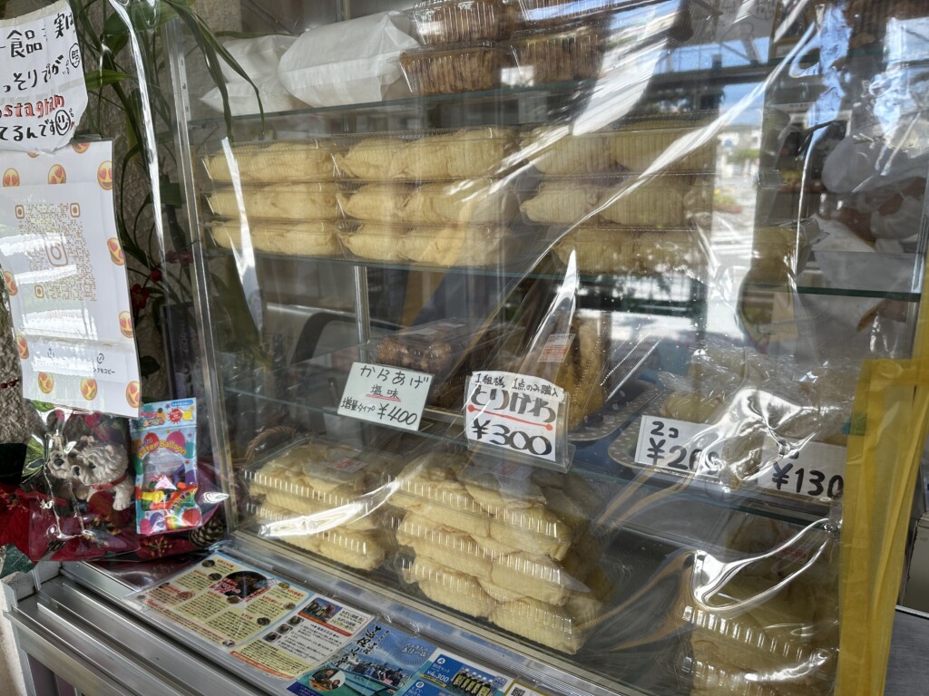 丸一食品 本店のショーケースに並ぶいなり寿司
