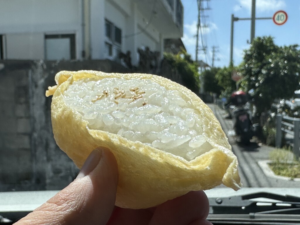 丸一食品のいなり寿司を車内で食べる様子