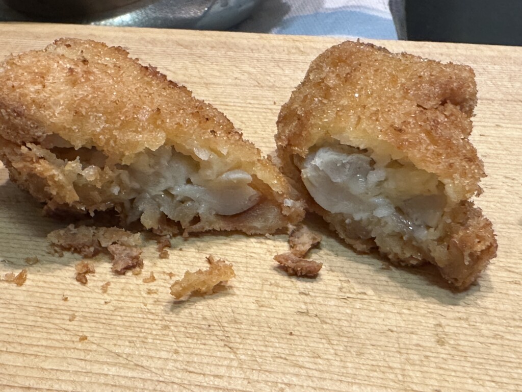 丸一食品のガーリックチキンを半分に割った断面