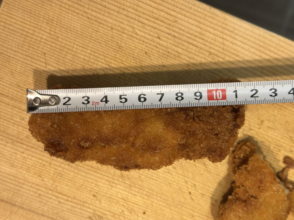 丸一食品のガーリックチキンのサイズをメジャーで計測