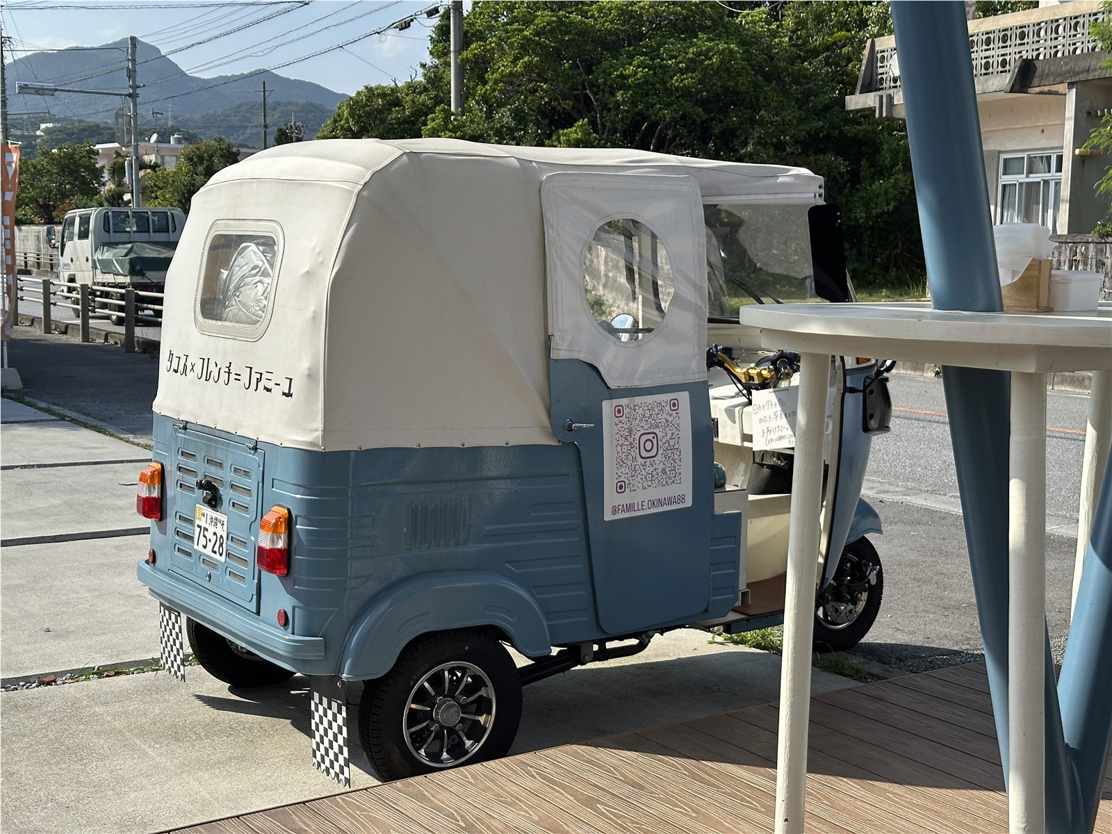 ファミーユ店舗横に停まっている水色の車と店舗周辺の様子