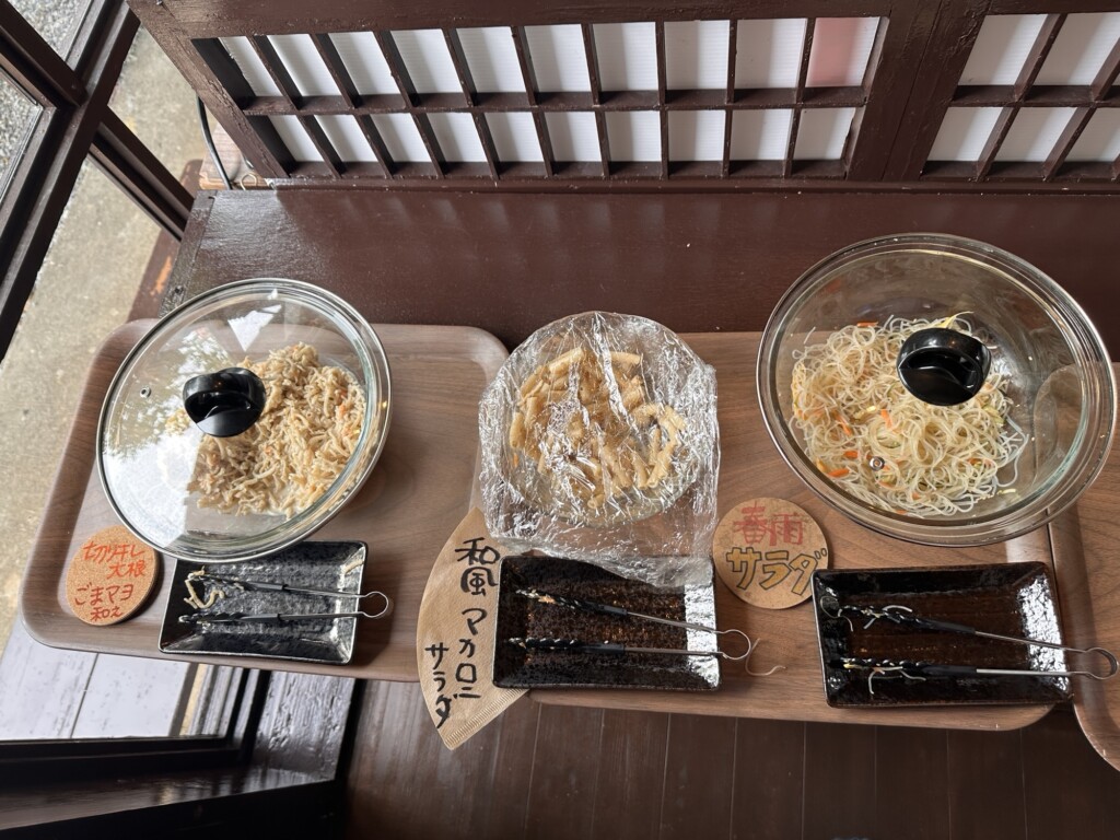 さしきそばの卓上調味料と箸