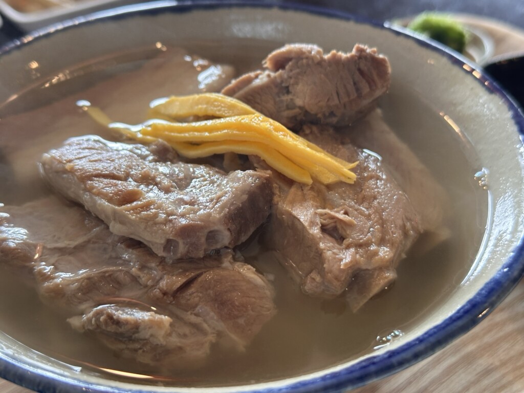 さしきそばの三枚肉そば