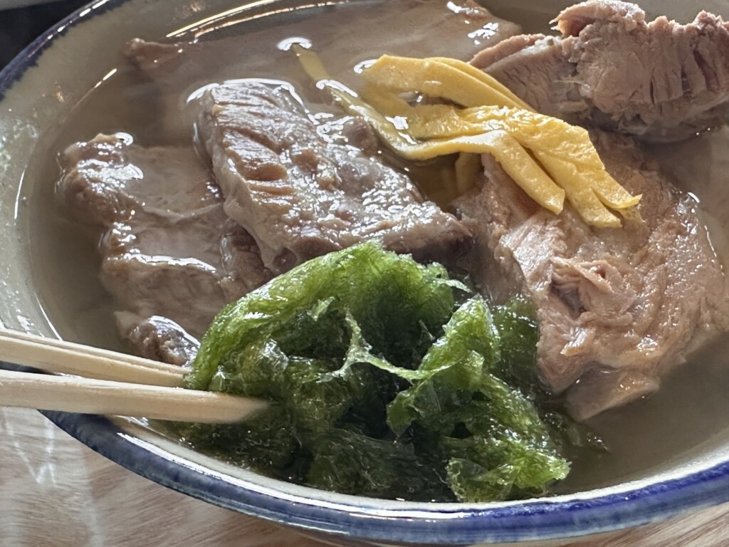 さしきそばの肉とアーサ