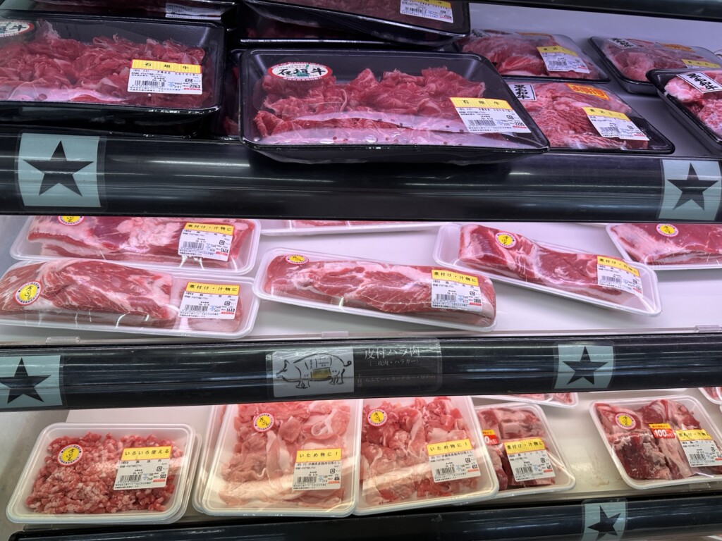 石垣牛や皮付バラ肉の精肉コーナー