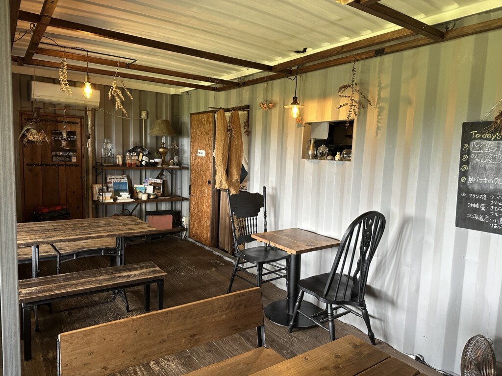 店内の棚と雑貨