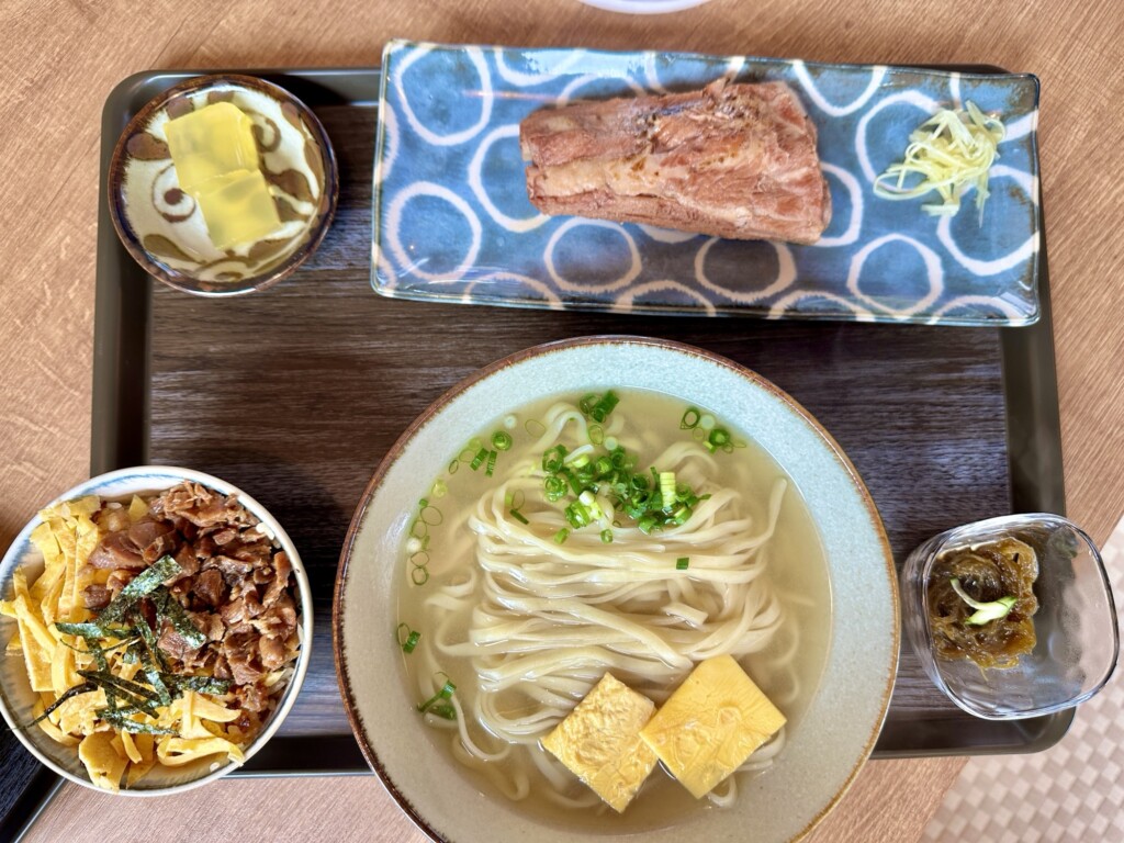 謝花家の本ソーキそば定食。ジューシーや小鉢が付いたボリューム満点の定食