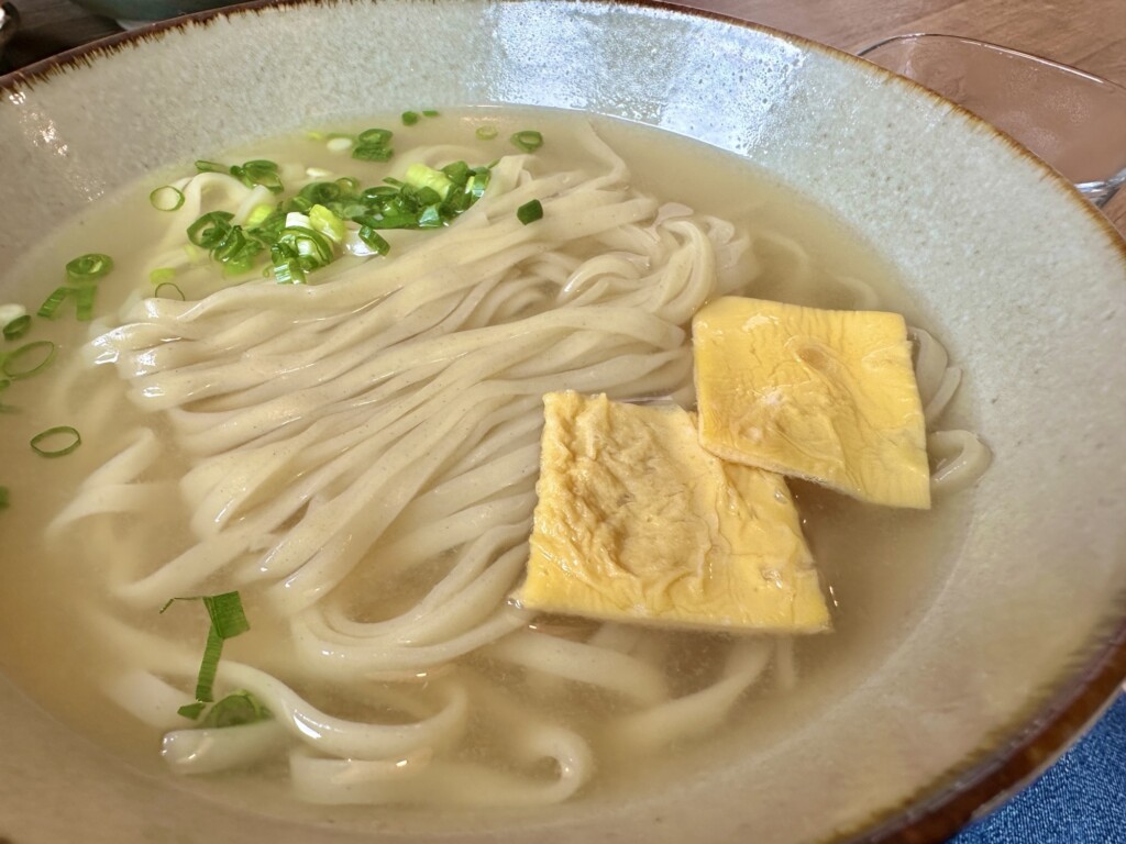 透明感のあるスープと麺