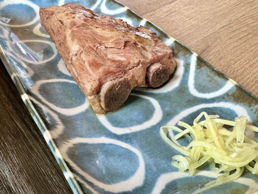 肉厚な本ソーキ一本盛り