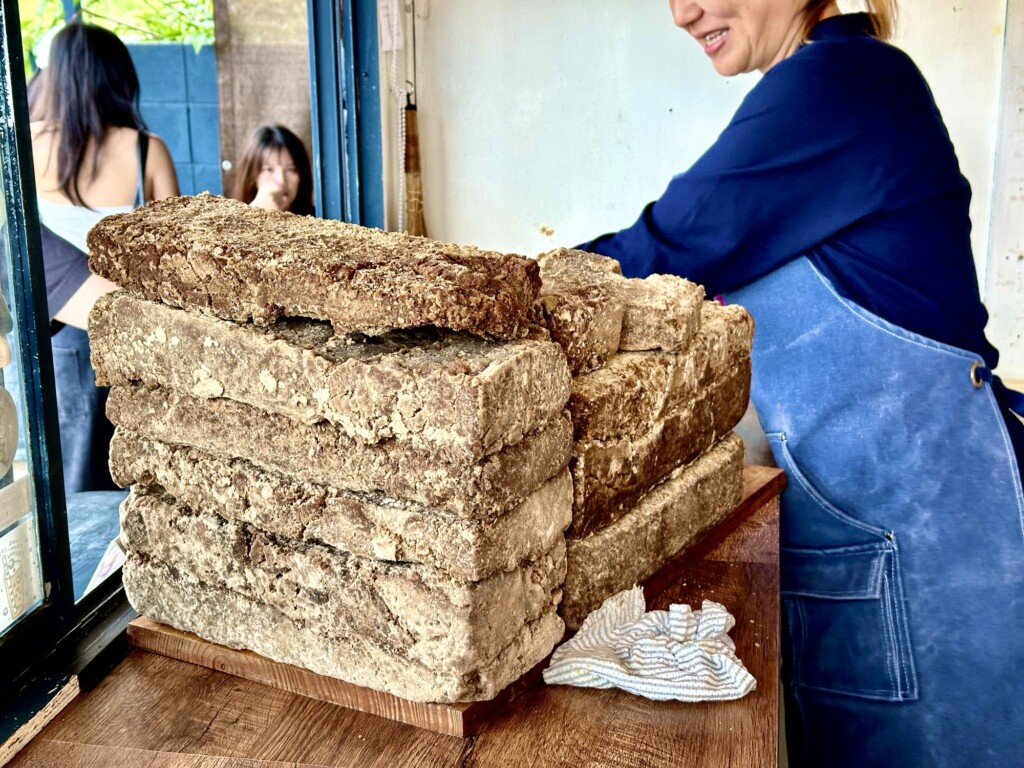 窓から見える巨大な生黒糖の塊