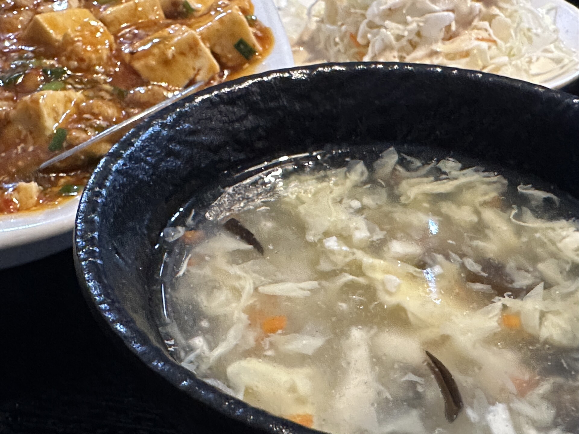 定食セットの温かい玉子スープ