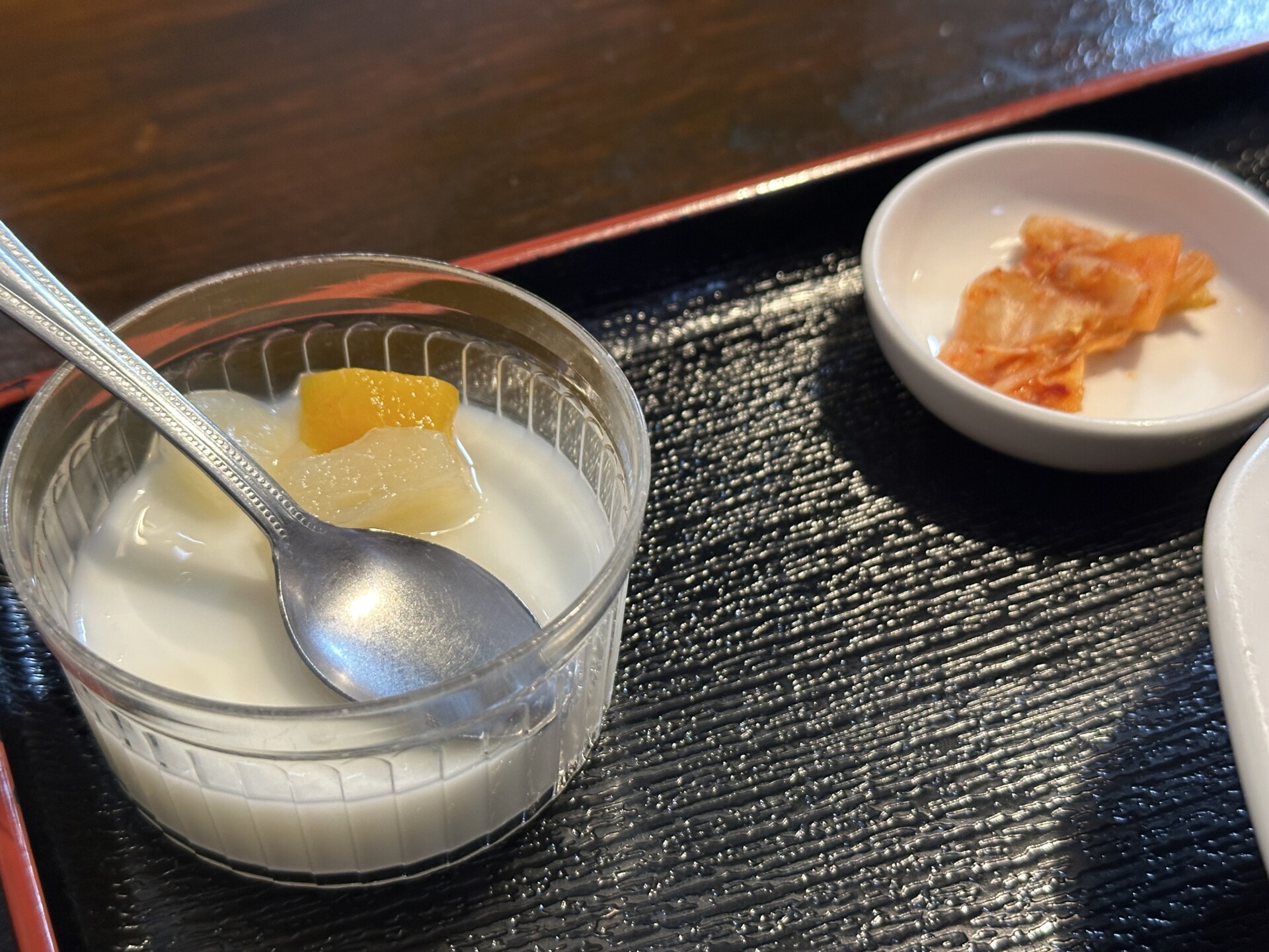 小鉢のキムチとデザートの杏仁豆腐