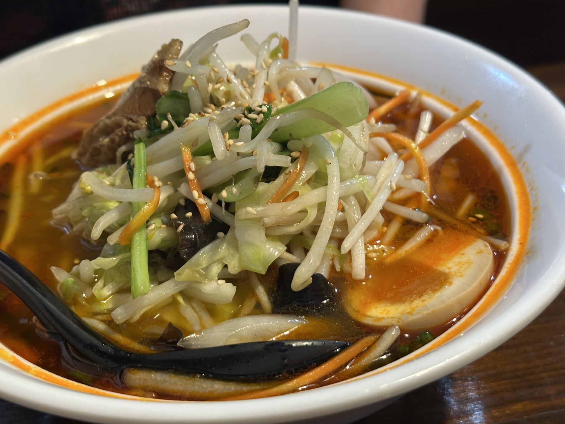 マーラーメンの麺を持ち上げたリフトアップ写真