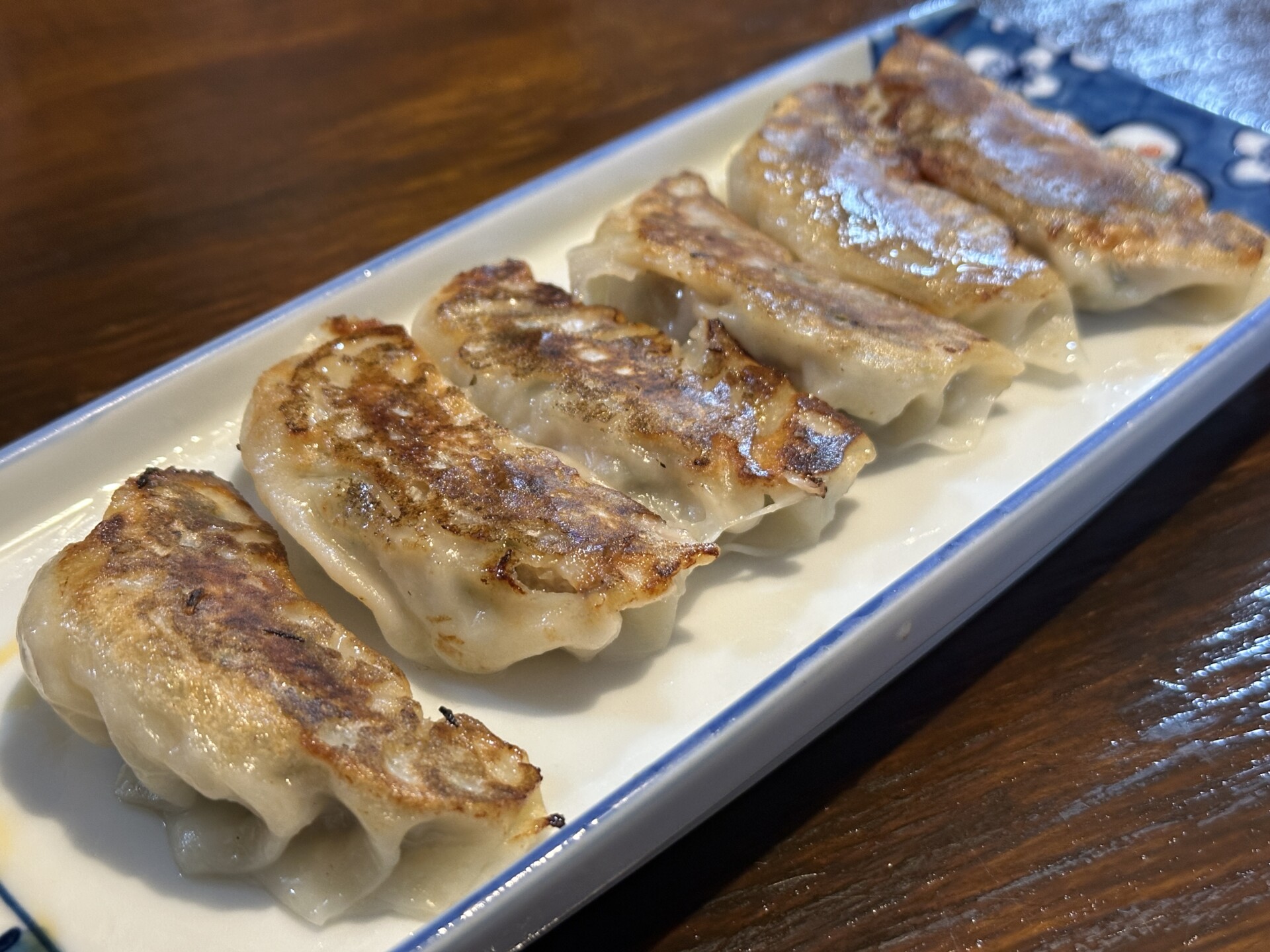 きれいに焼き目のついた手作り焼き餃子