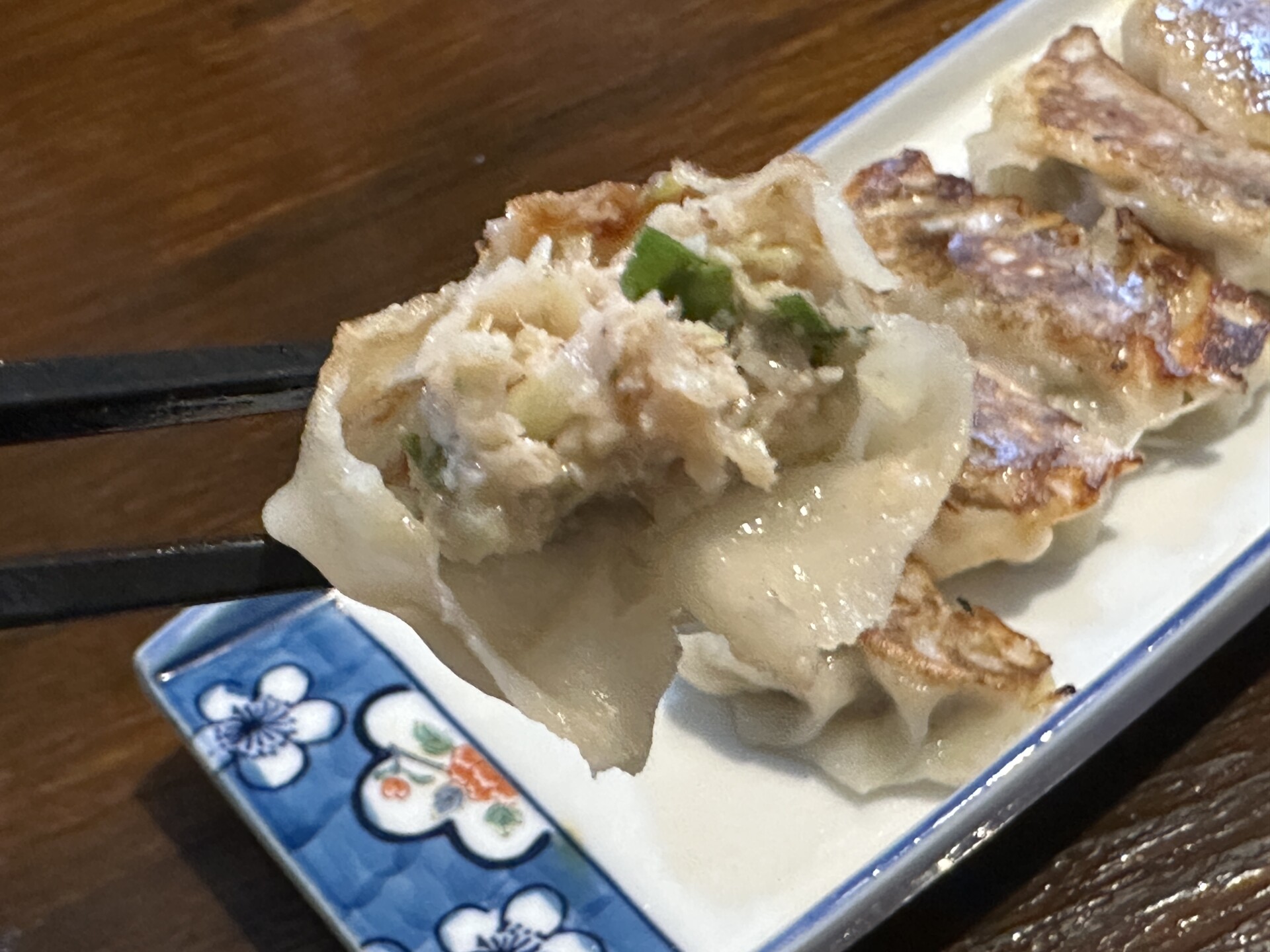 餃子の具材が詰まった断面