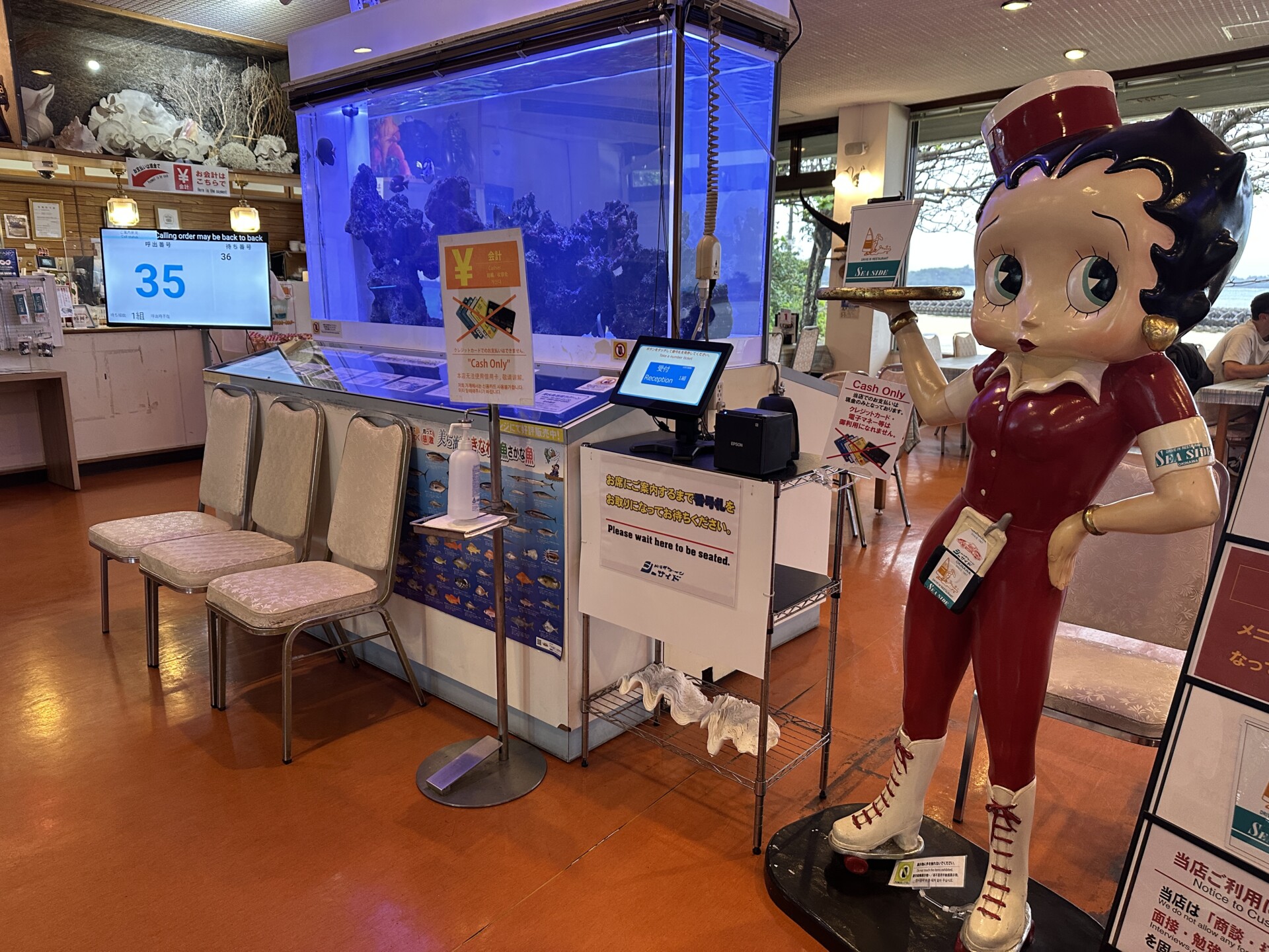 店内の待合スペース(水槽、ベティ人形)