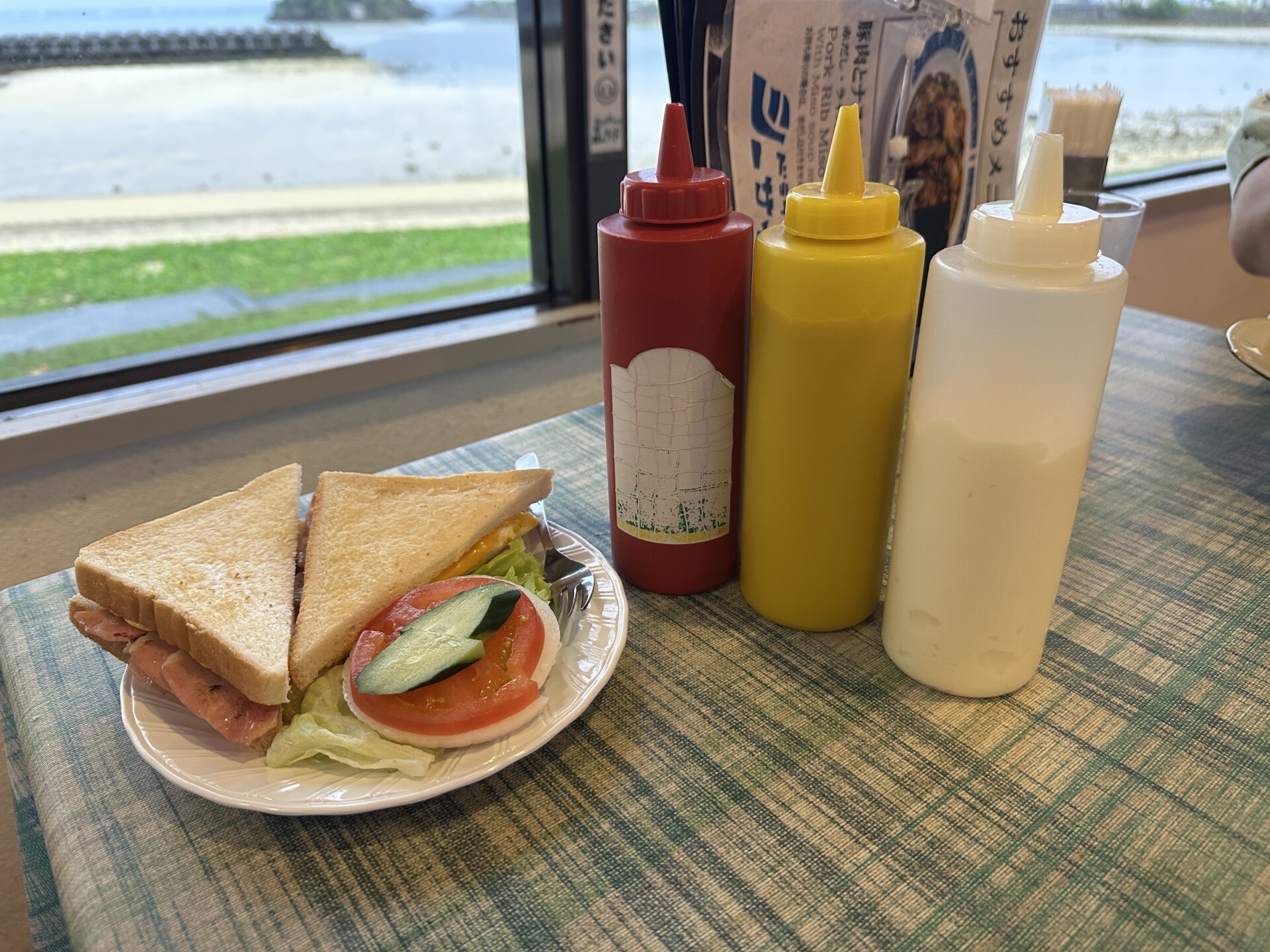 窓際のシーサイドサンド 600円と調味料ボトル
