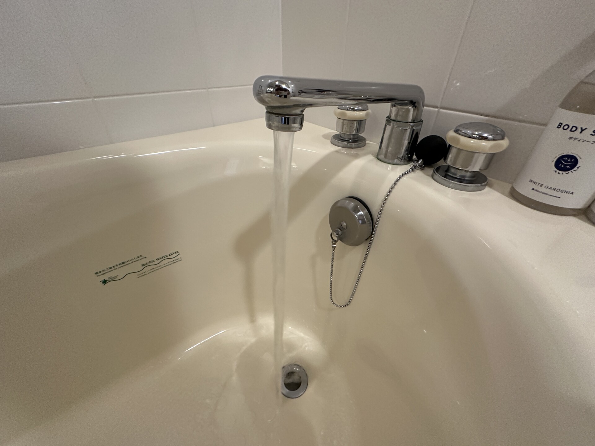 バスタブにお湯を注ぐ様子