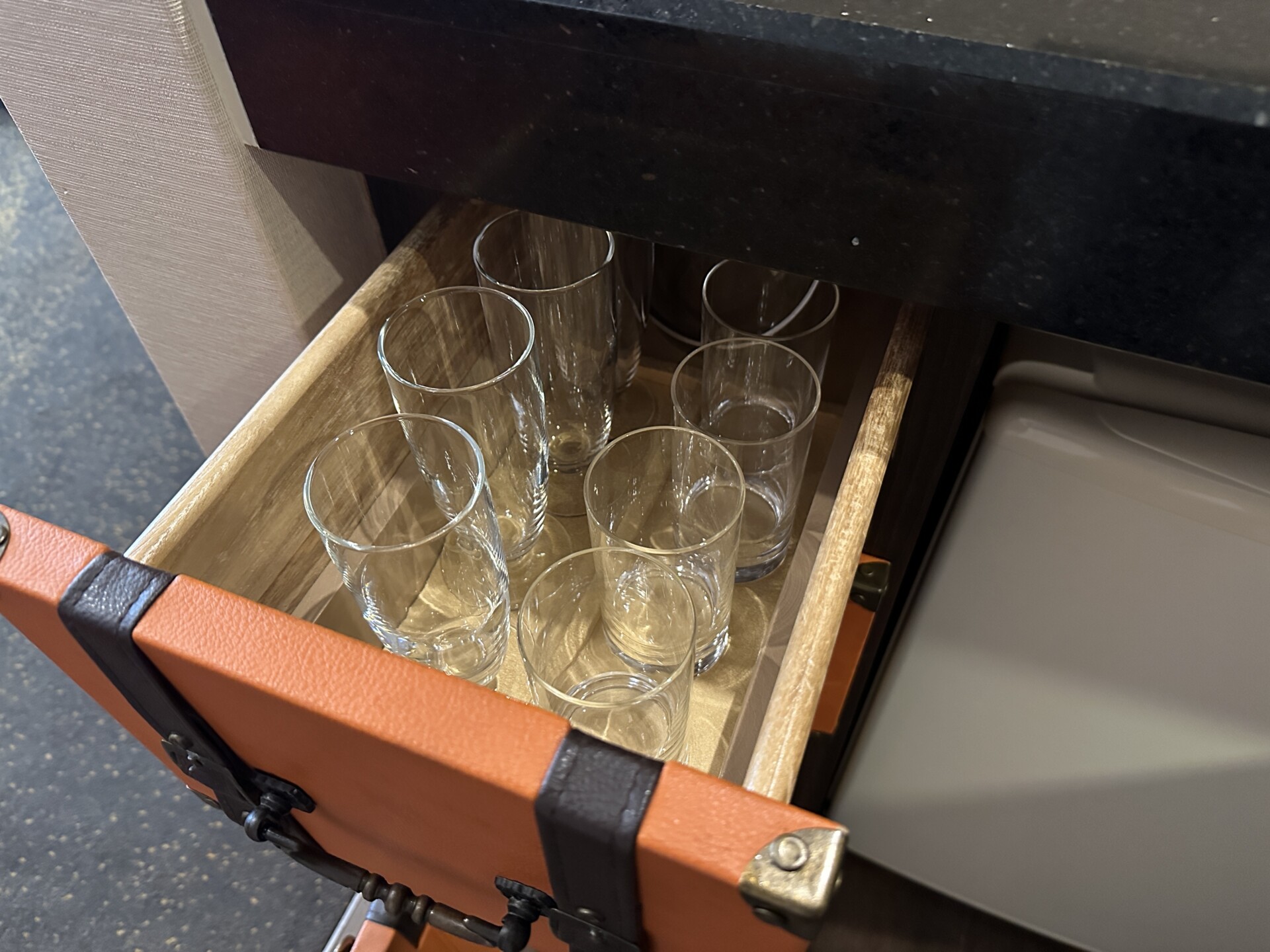 トランク風家具の引き出し内のグラス