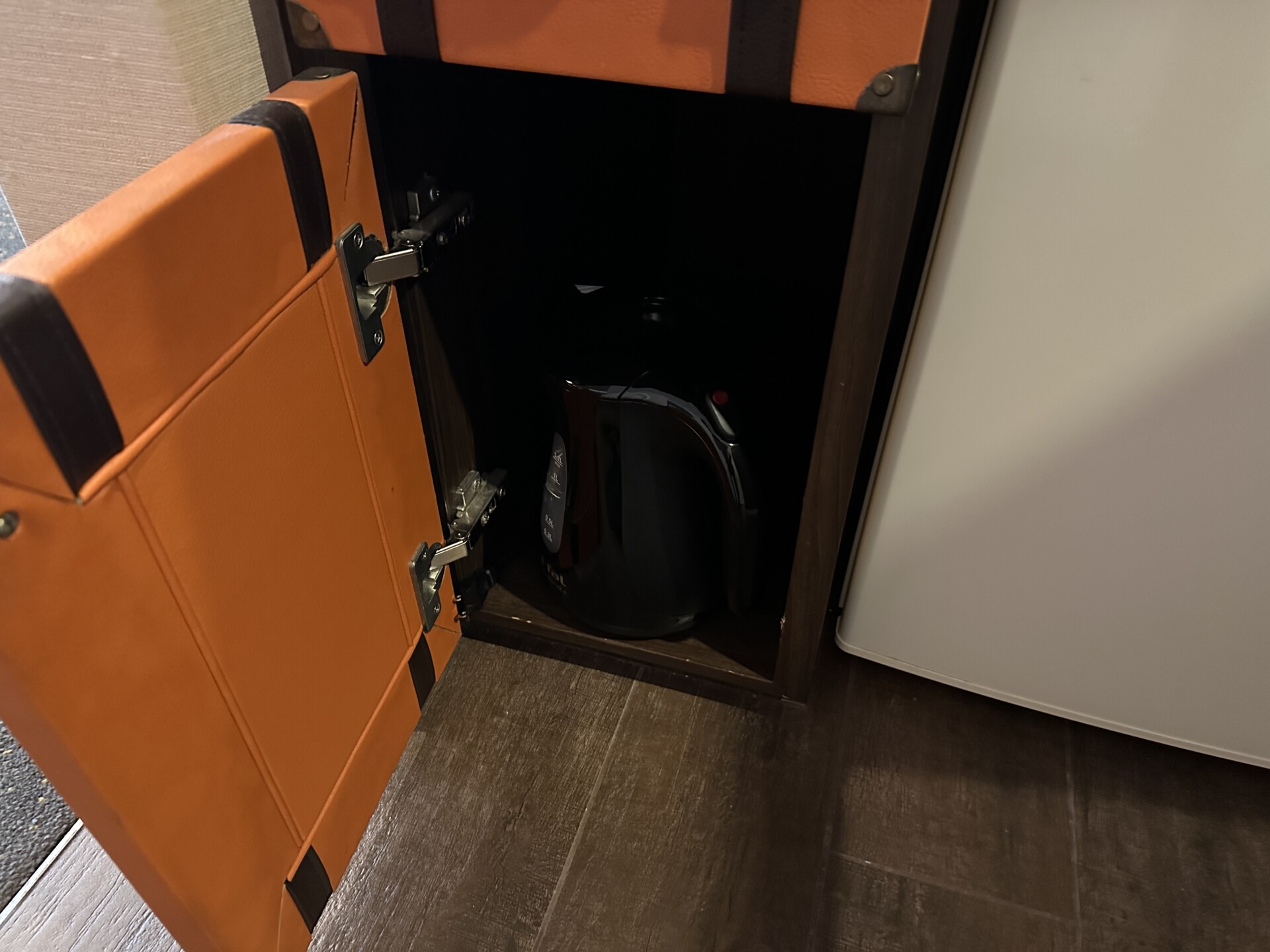 収納された電子ケトル