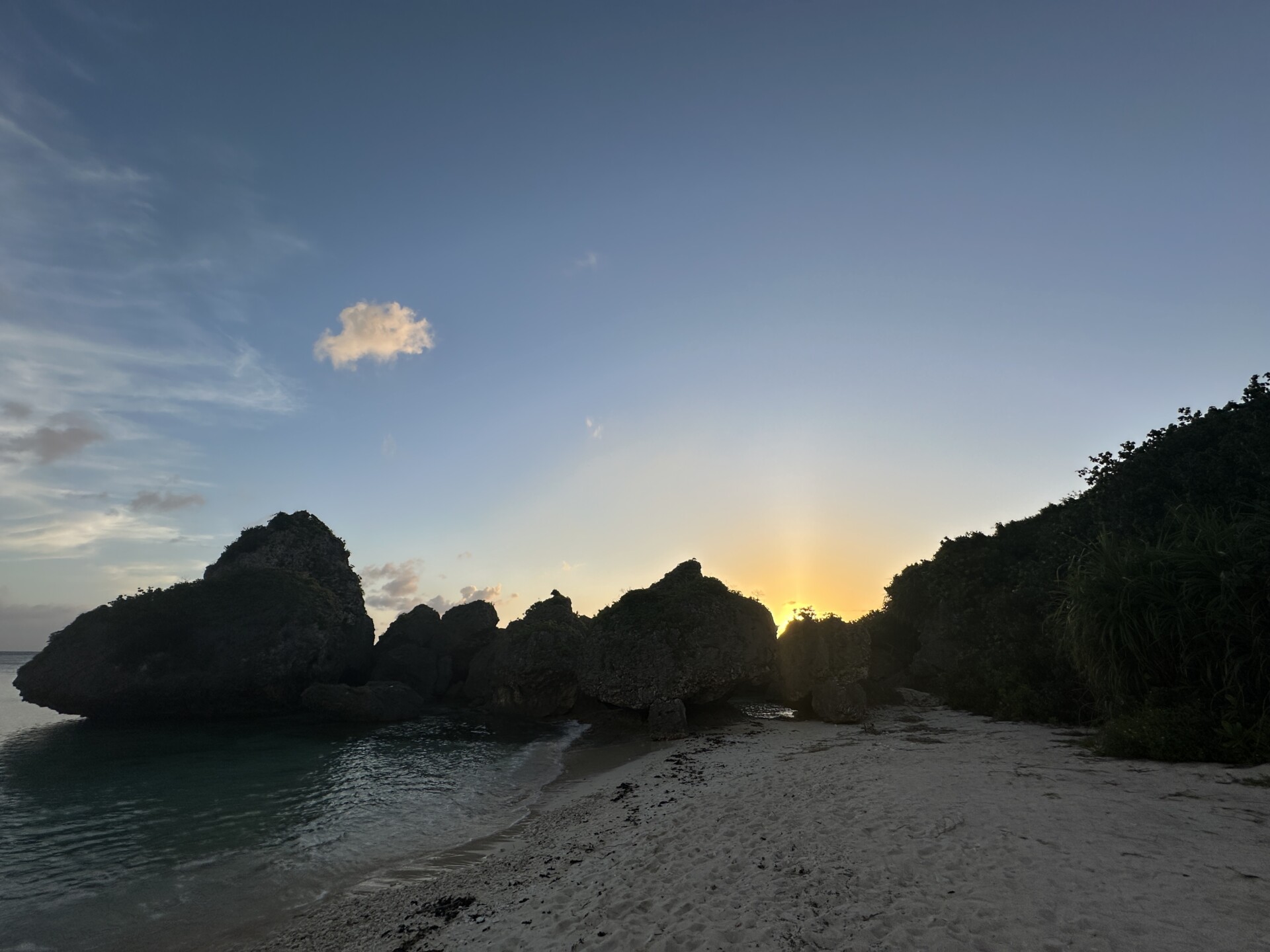 ニライビーチの美しい夕暮れ