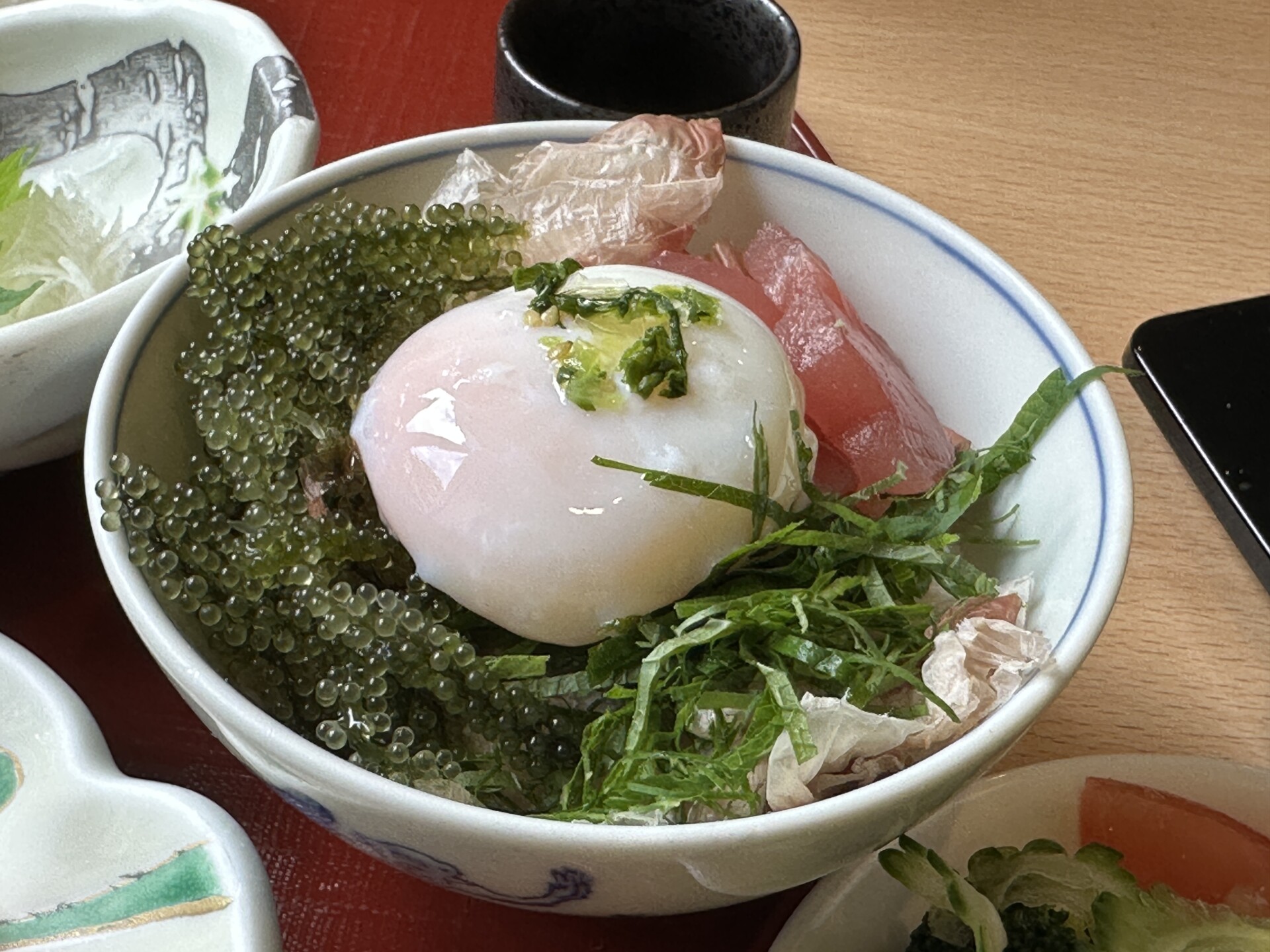 お好みの具材をのせたオリジナル朝丼