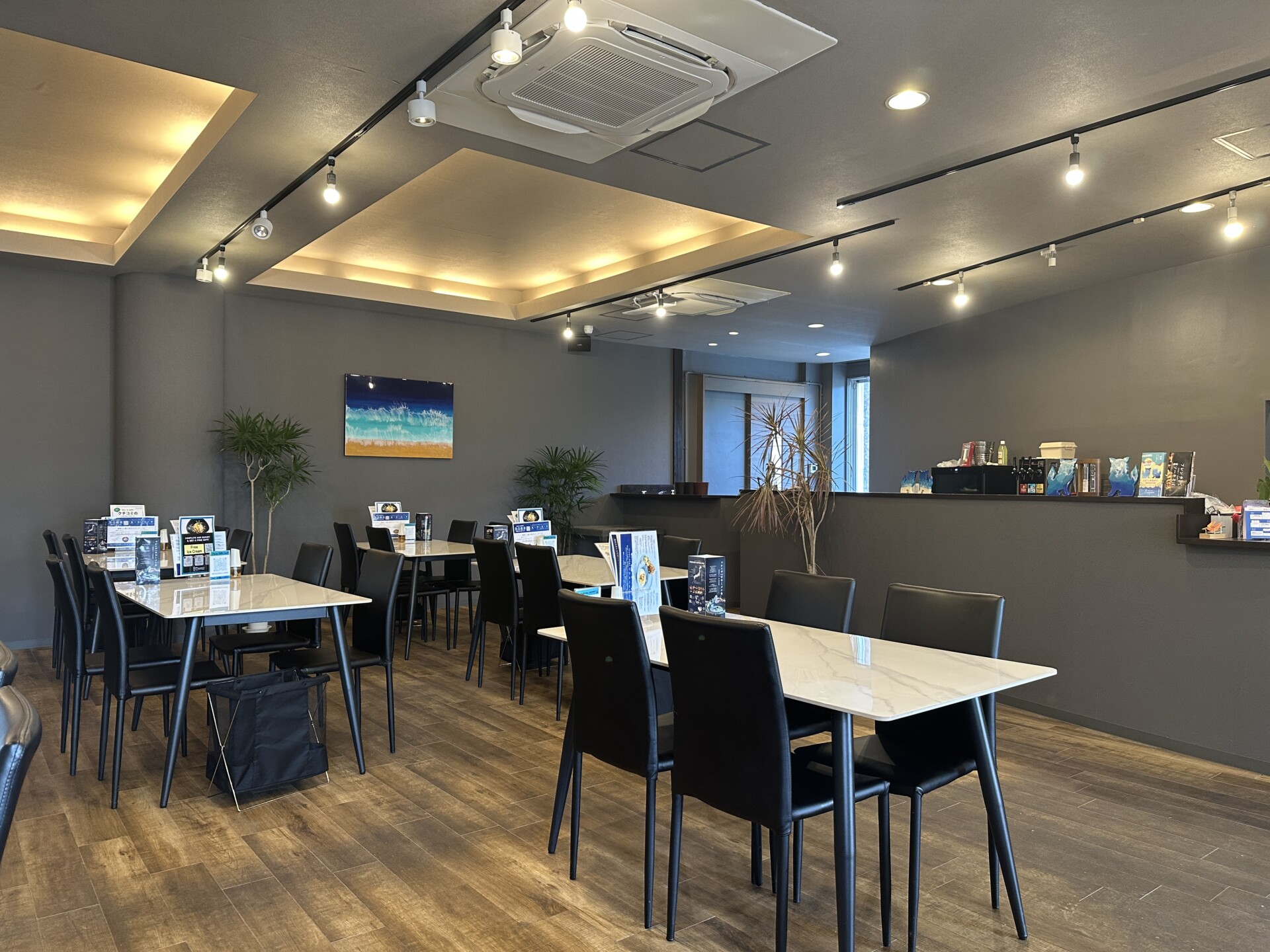おしゃれでシックな店内の様子