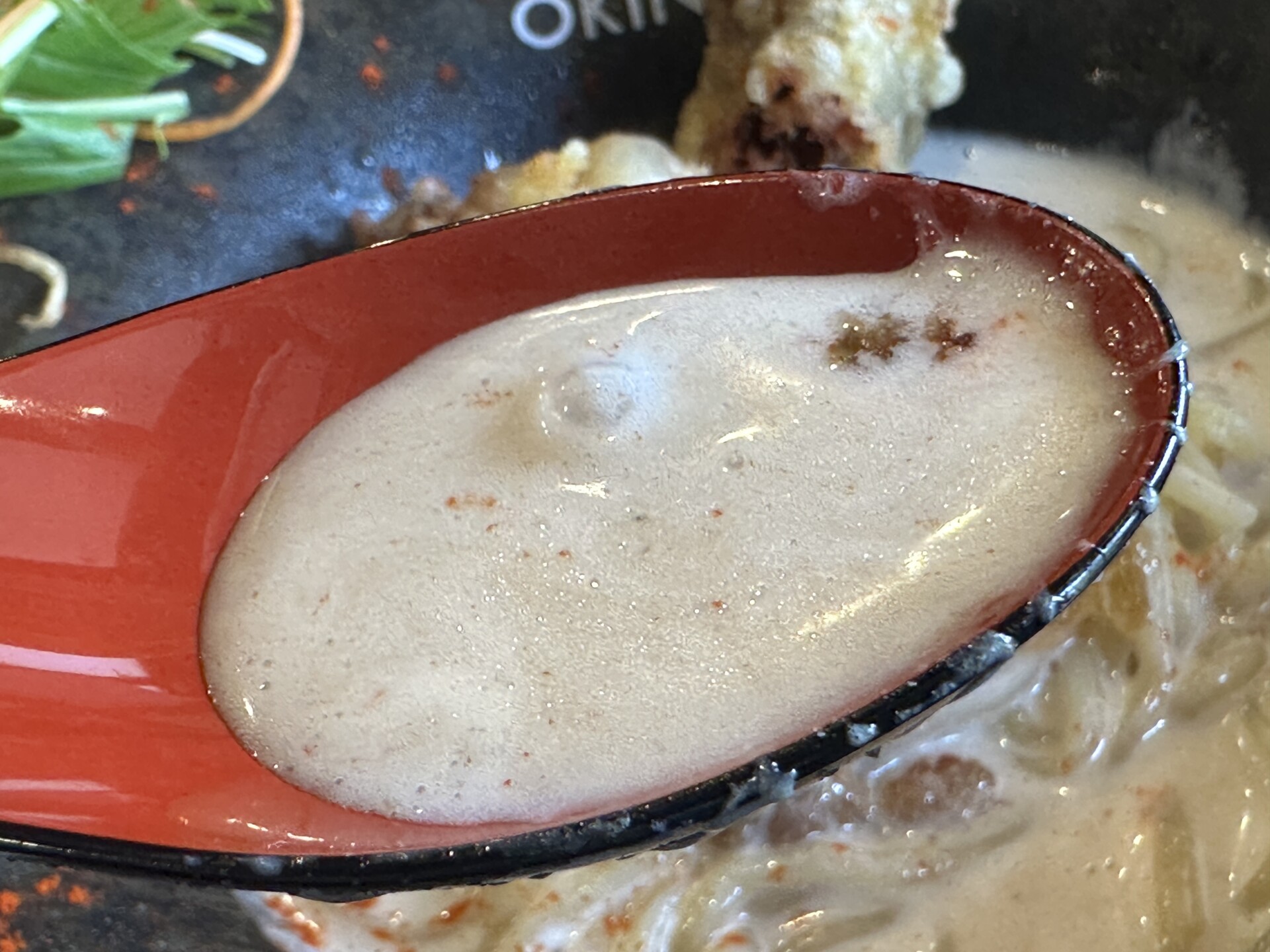 泡立つ冷たい白濁スープ