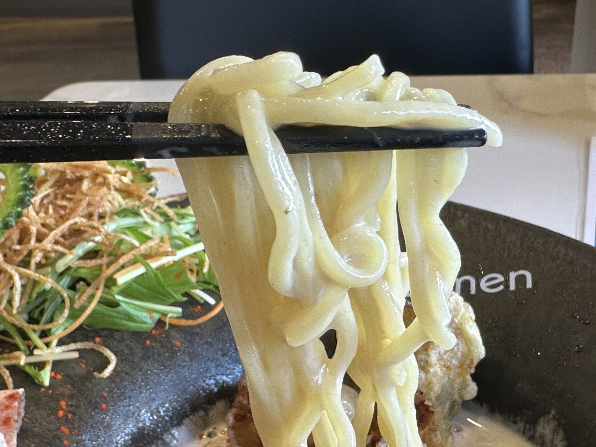 スープがよく絡む平打ち中太麺