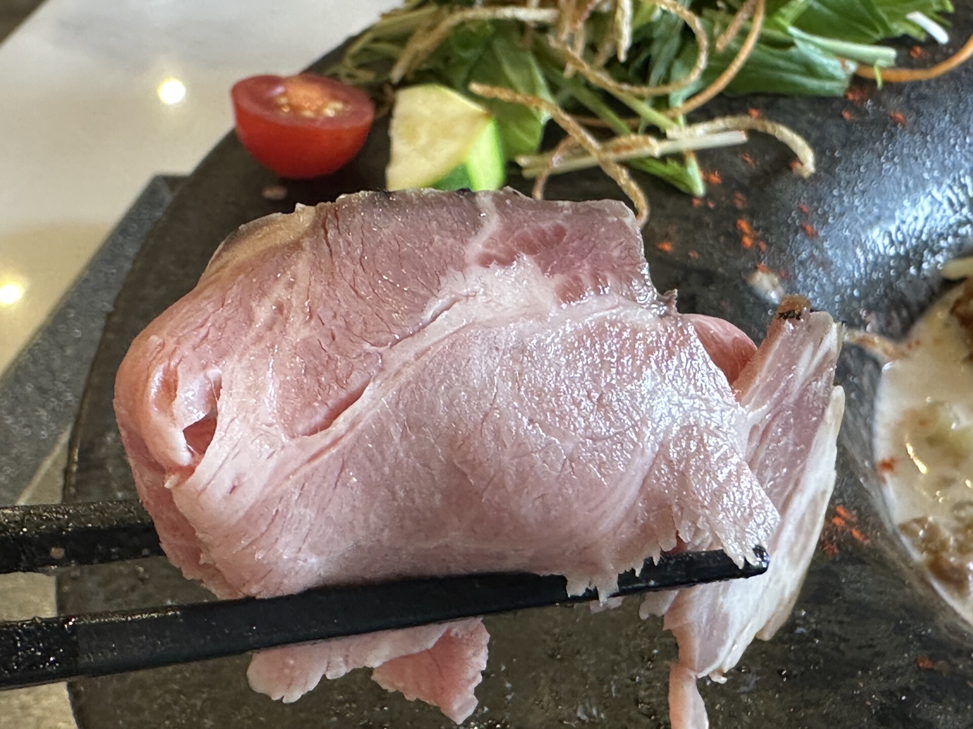 脂身の旨味を感じる大ぶりのレアチャーシュー