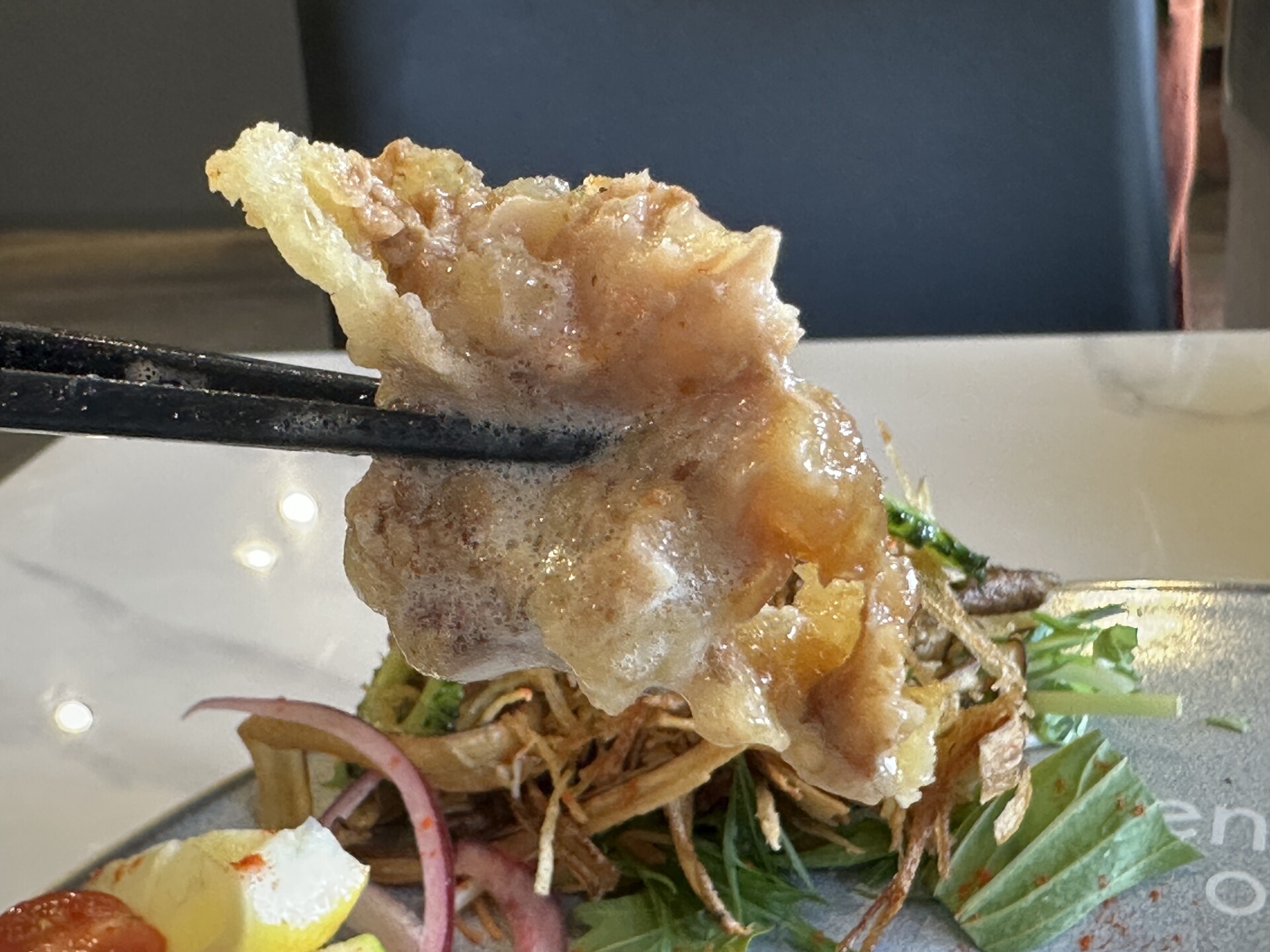 箸で持ち上げた極上の煮込みソーキ肉