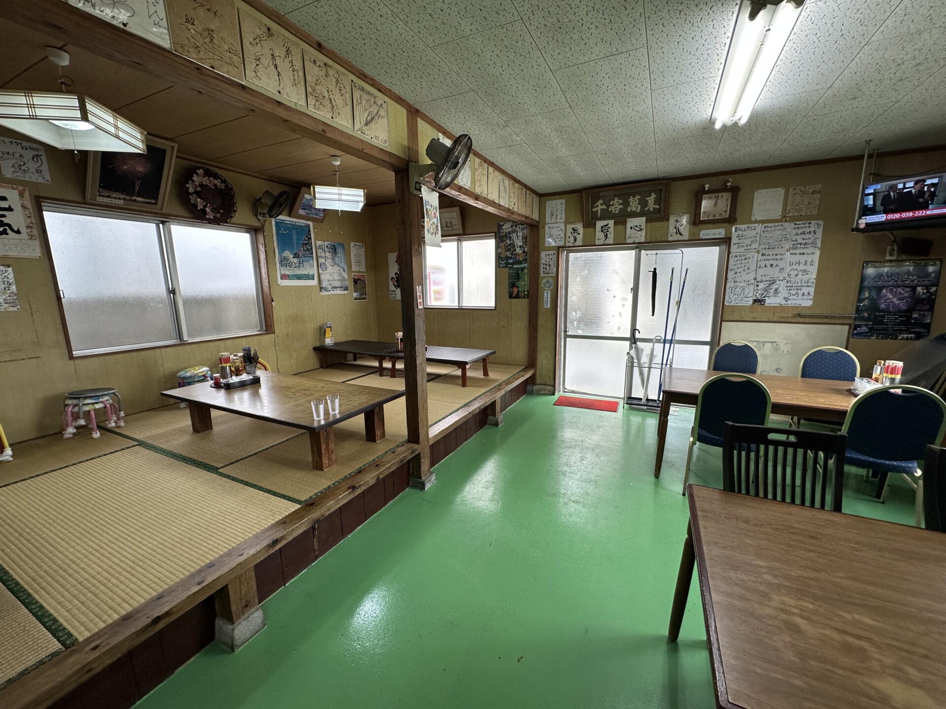 畳敷きの座敷席とテーブル席がある新山そばのレトロな店内