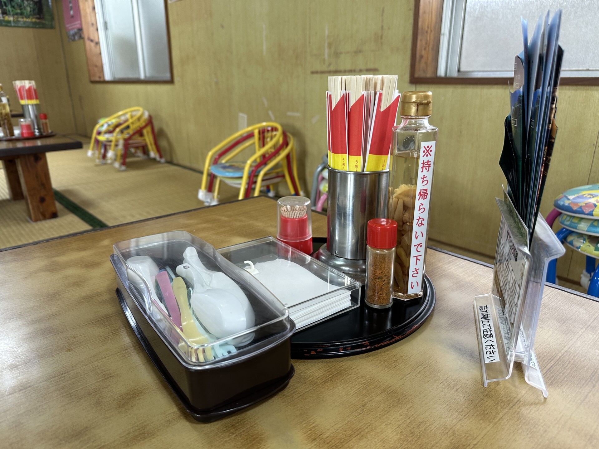 テーブルの調味料と子供用椅子