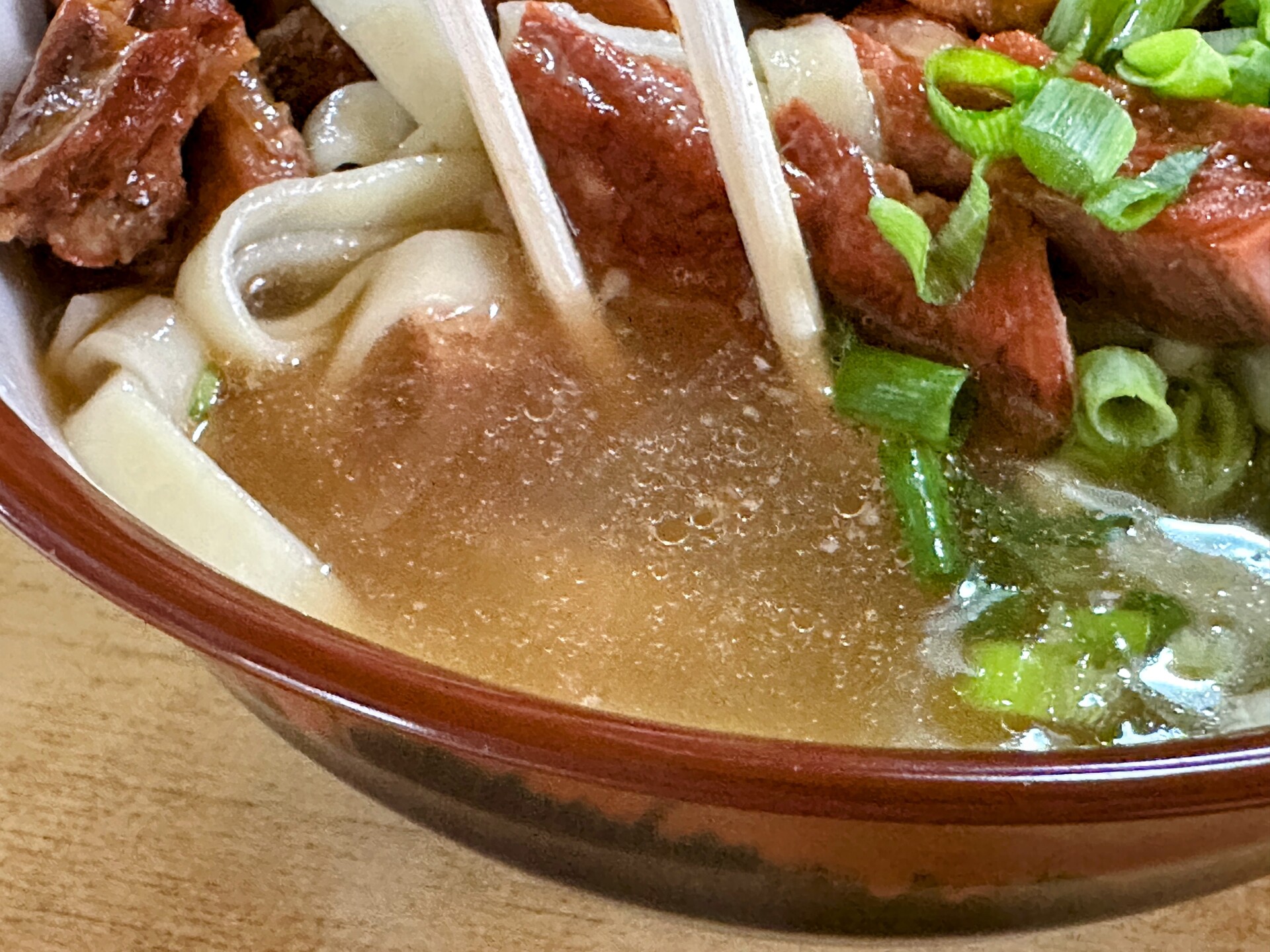 澄んだスープと麺のクローズアップ