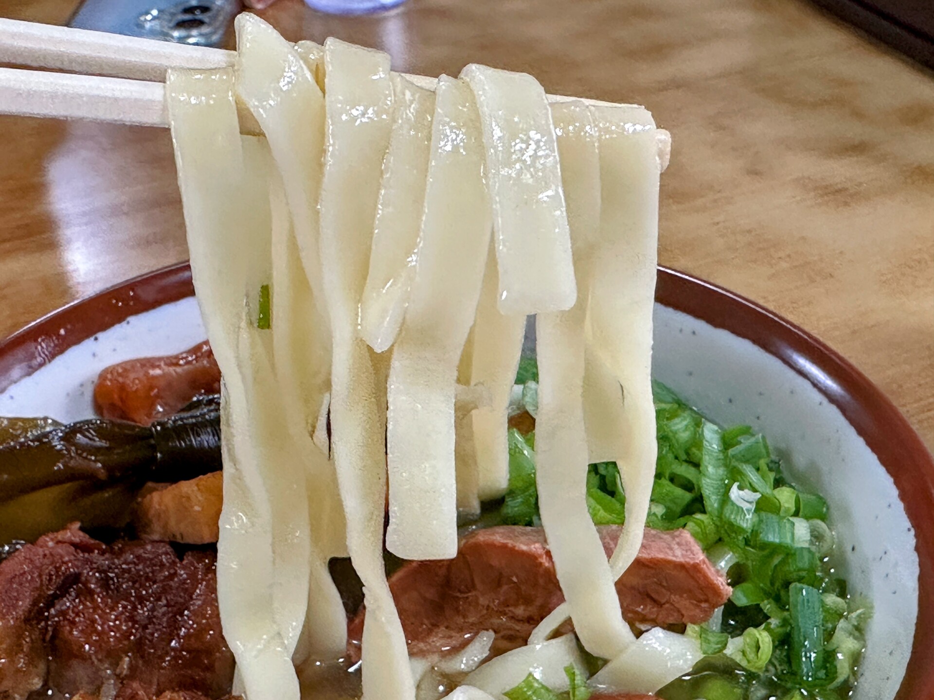 箸で持ち上げた幅広の平麺