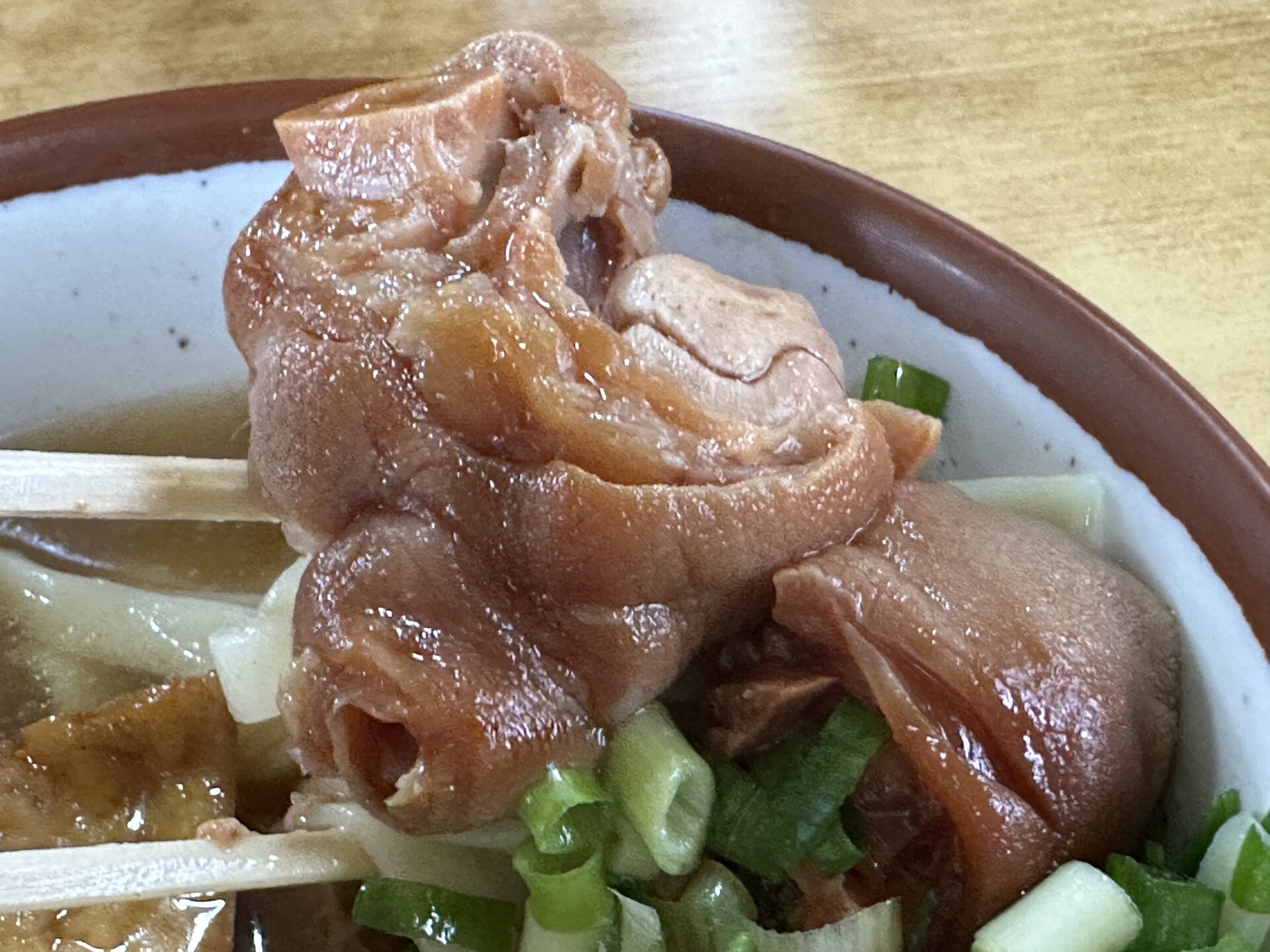 とろとろに煮込まれたてびちの箸持ち上げ
