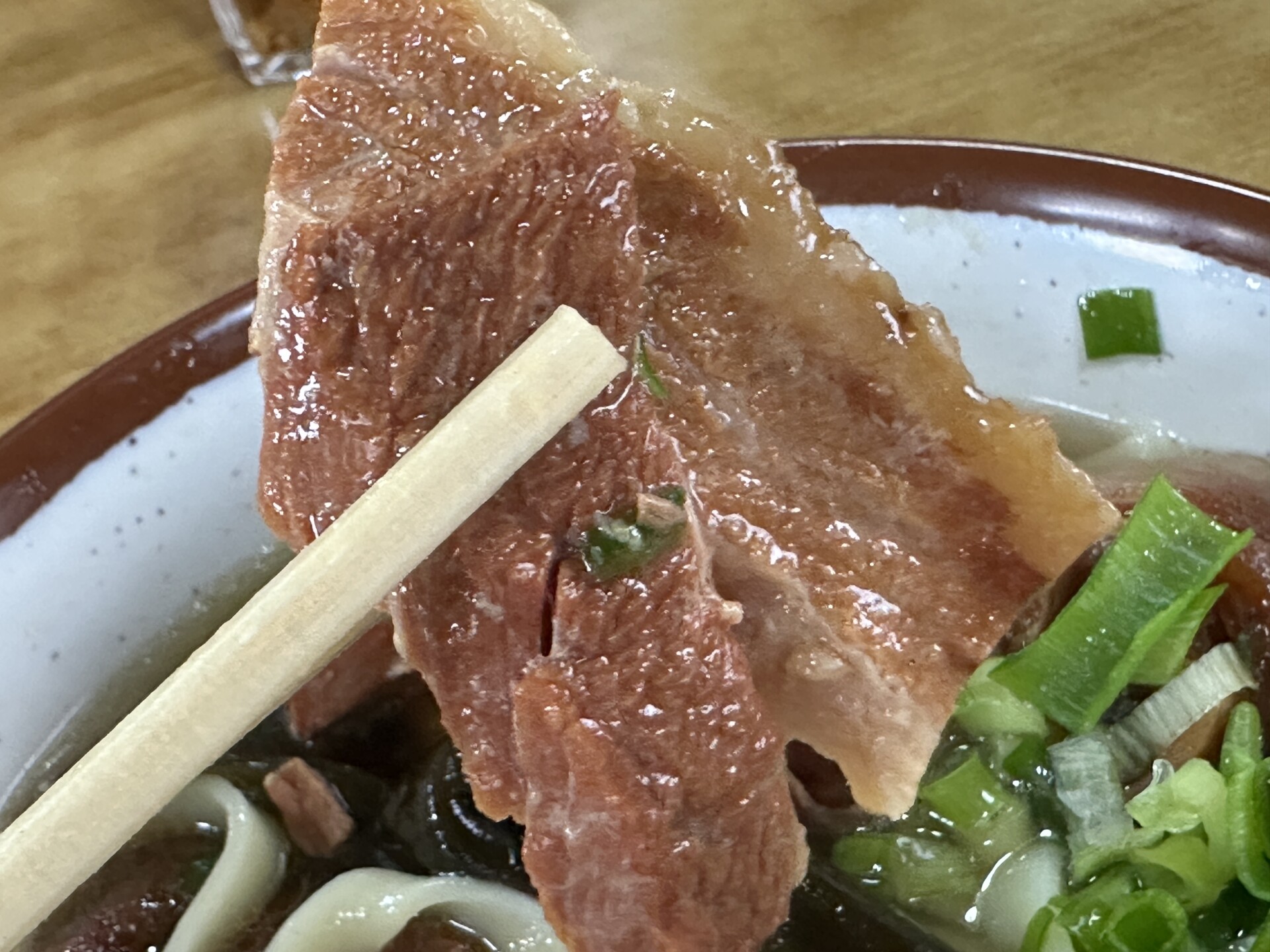 味が染みた三枚肉の箸持ち上げ