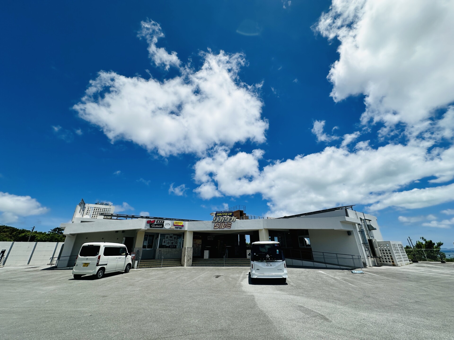 DRIVE IN リカリカワルミの外観と駐車場