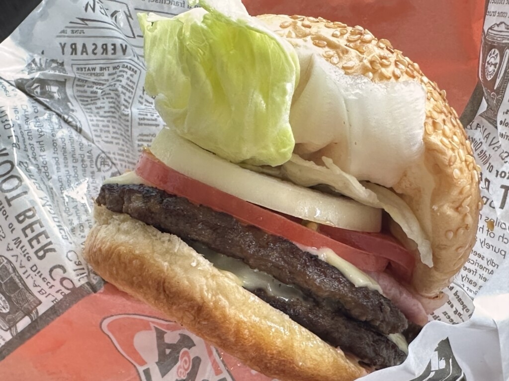 A&Wのボリューム満点なモッツァバーガー。新鮮な野菜とビーフパティがぎっしり詰まった様子