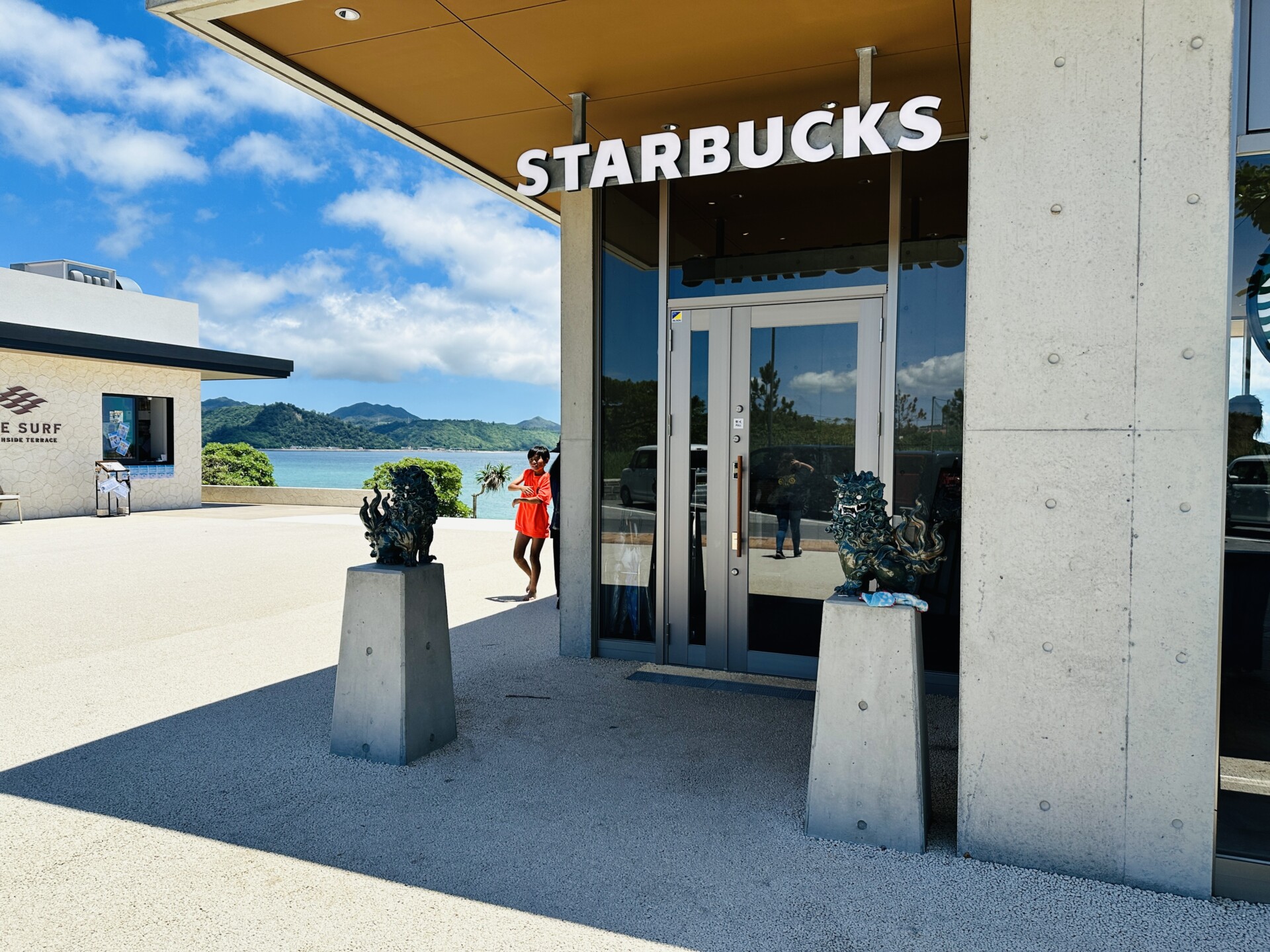スターバックス コーヒー 名護21世紀の森公園あけみおてらす店 入口看板とシーサー