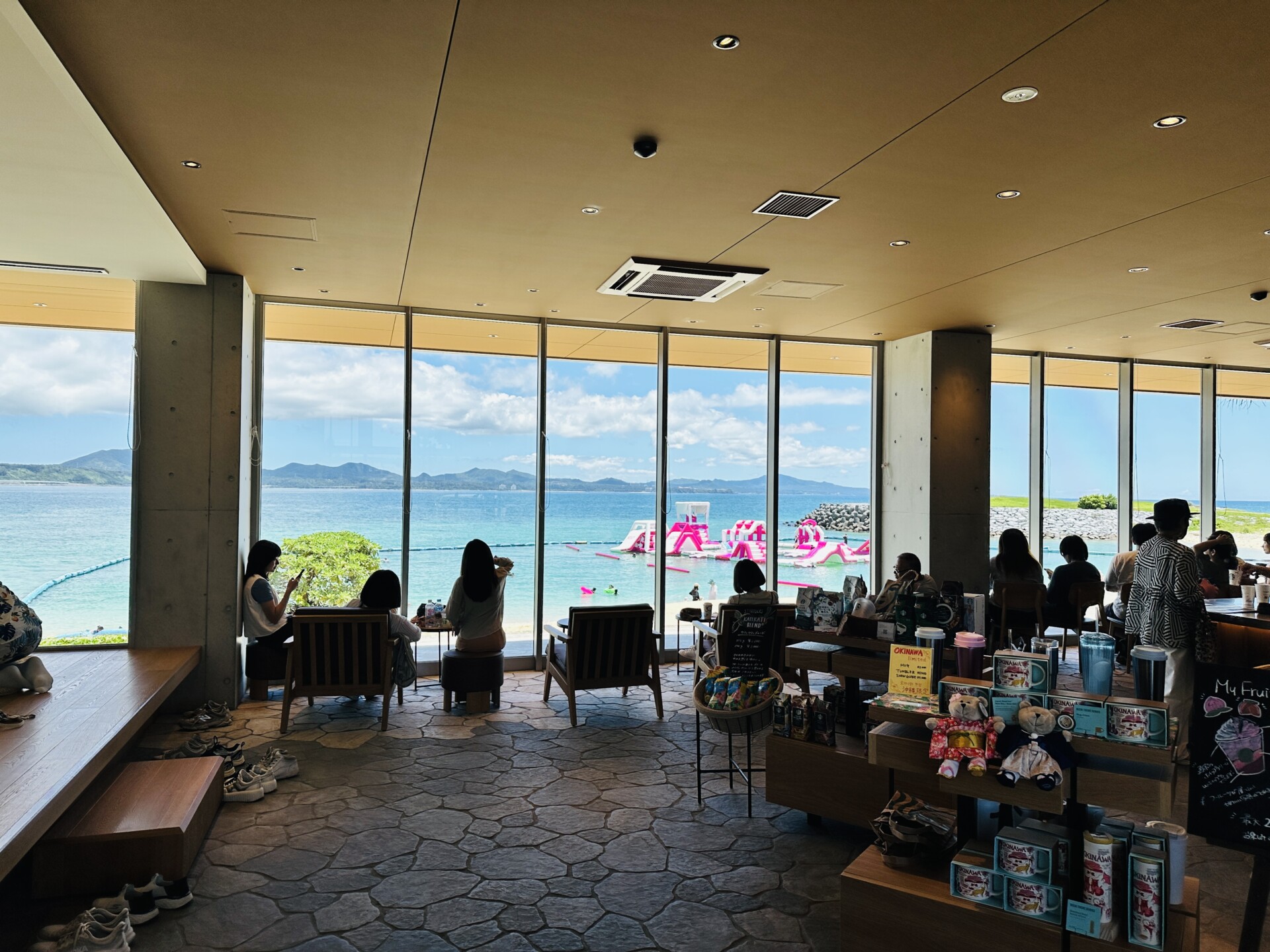 スターバックス コーヒー 名護21世紀の森公園あけみおてらす店 店内からの海景