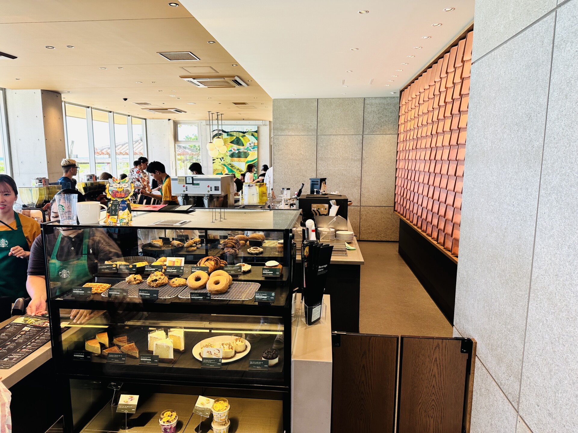 スターバックス コーヒー 名護21世紀の森公園あけみおてらす店 フードケースと黄色のシーサー