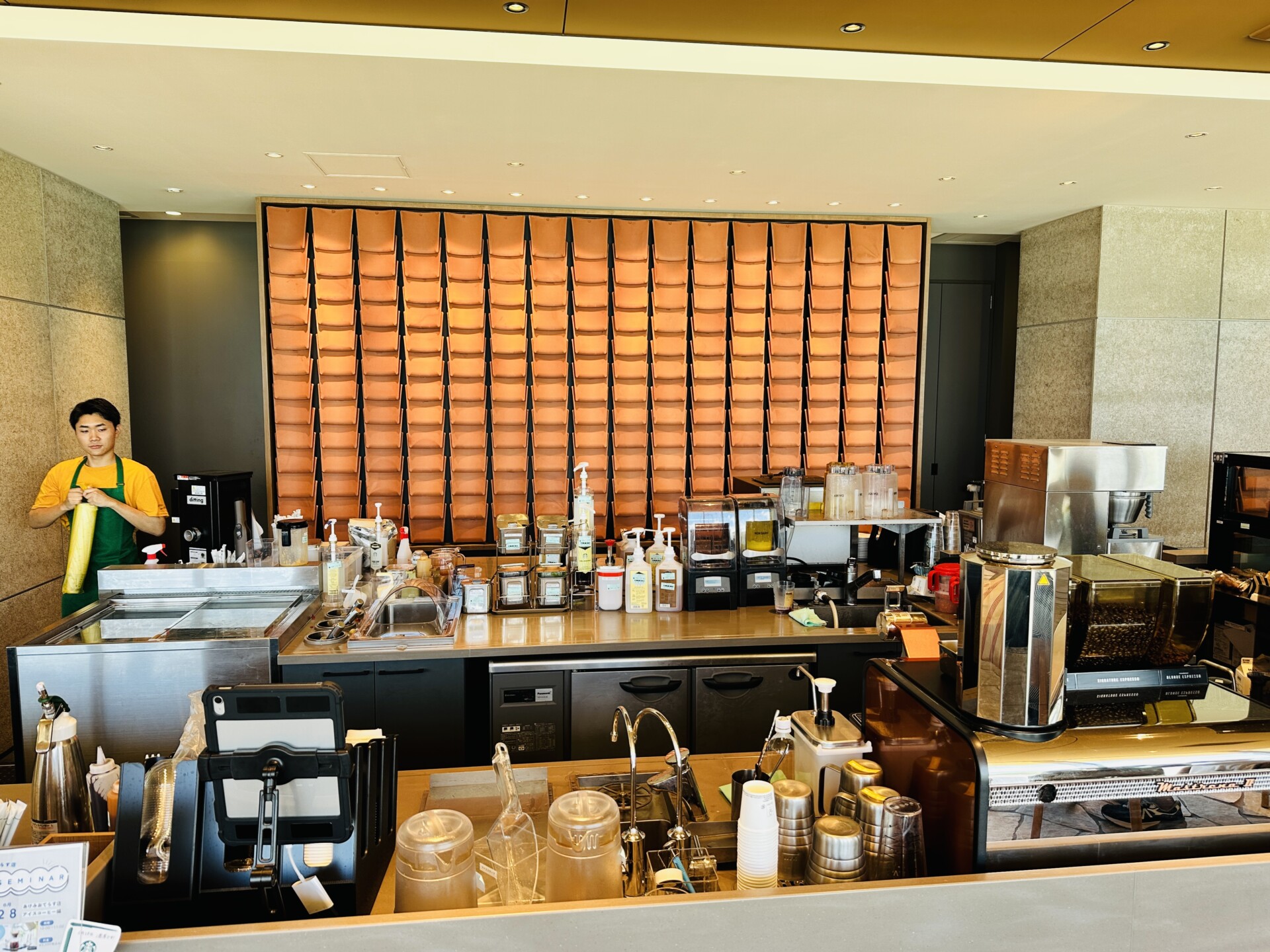 スターバックス コーヒー 名護21世紀の森公園あけみおてらす店 ドリンクカウンターと琉球瓦の壁