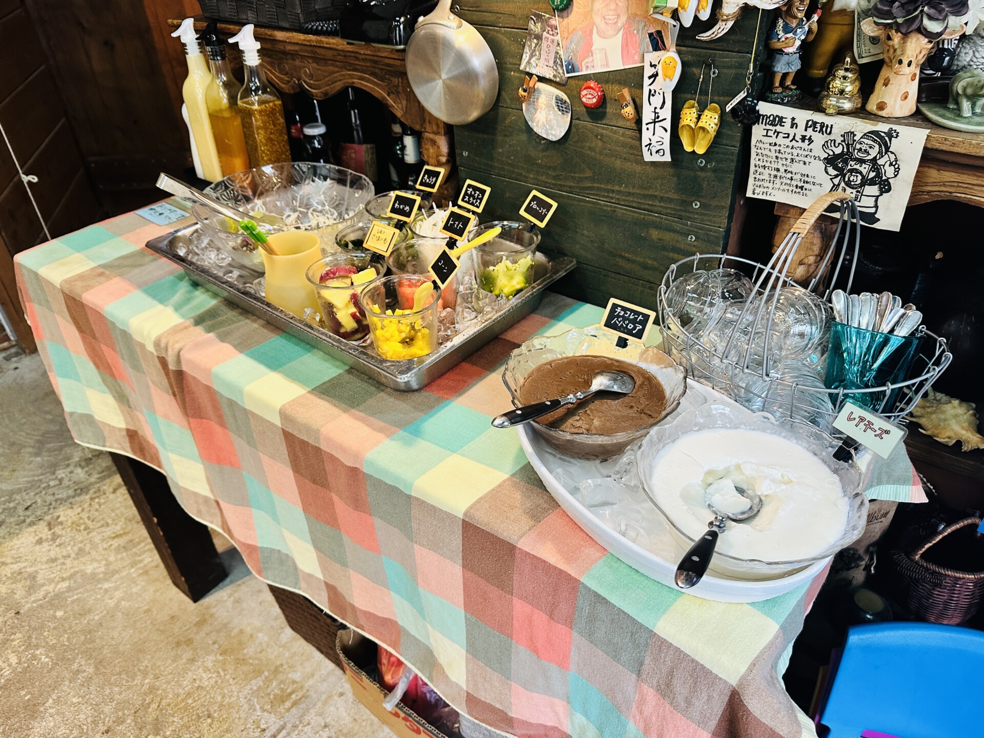 充実したサラダとデザートのコーナー