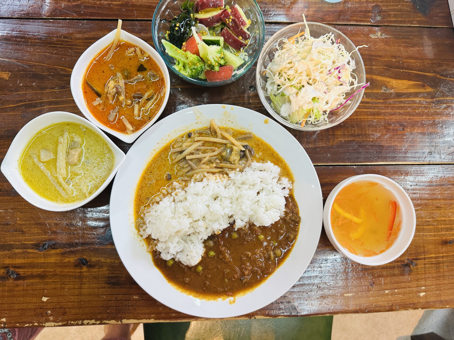 盛り付けたカレーバイキングの一皿とサラダ・スープ