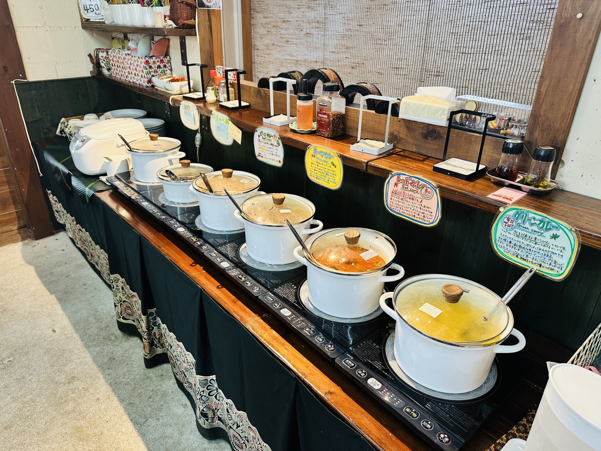 ずらりと並ぶカレーバイキングのカウンター